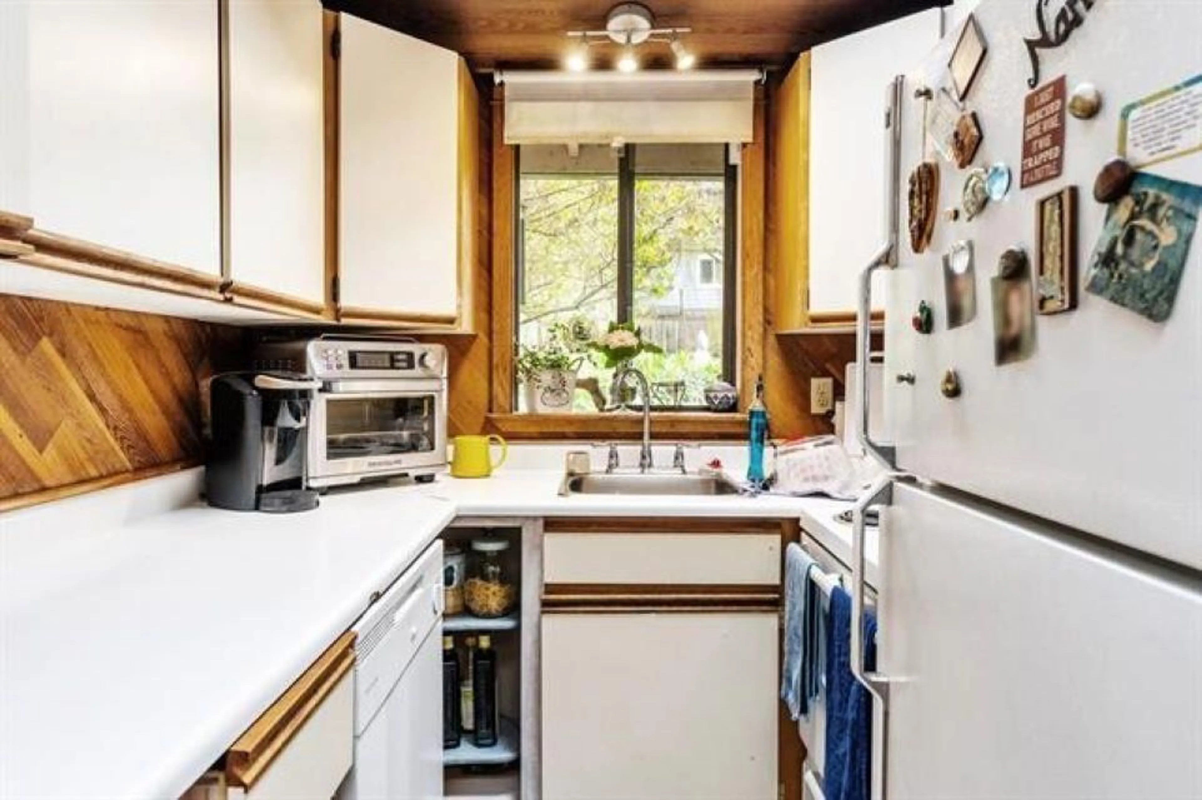 Standard kitchen, unknown for 15681 MARINE DRIVE, White Rock British Columbia V4B1E3