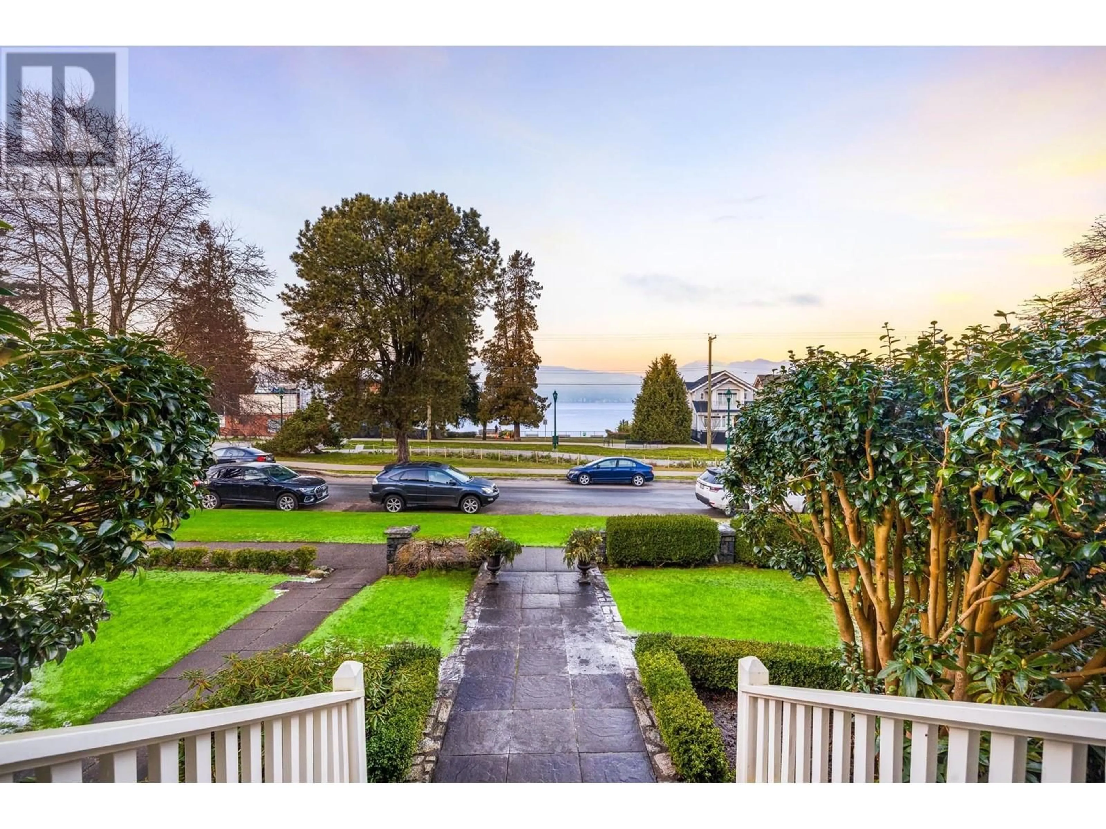 A pic from outside/outdoor area/front of a property/back of a property/a pic from drone, water/lake/river/ocean view for 3216 W 1ST AVENUE, Vancouver British Columbia V6K1H5