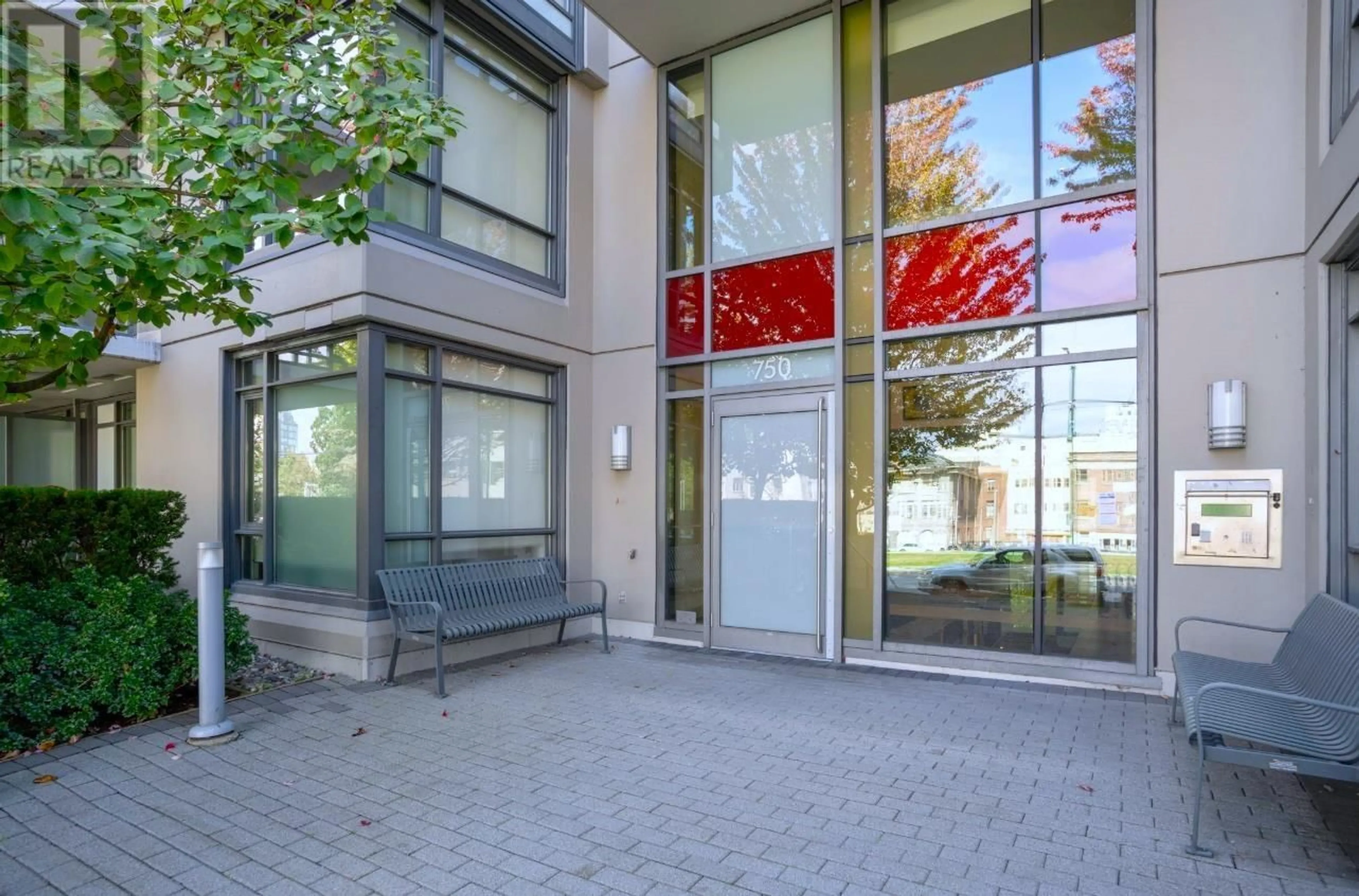 Indoor foyer for 213 750 W 12TH AVENUE, Vancouver British Columbia V5Z0A3