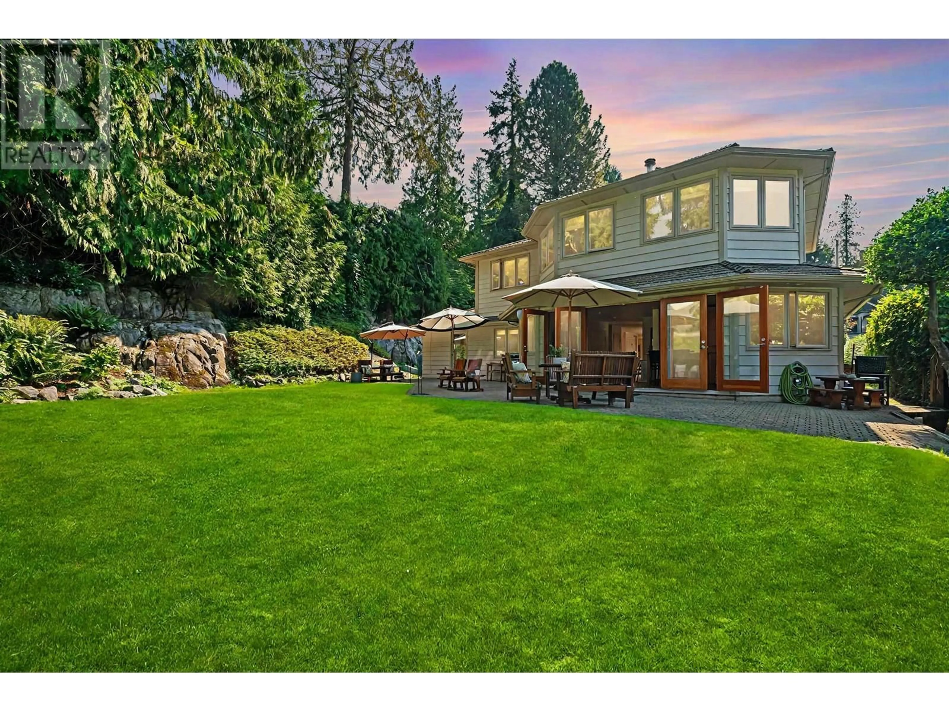 A pic from outside/outdoor area/front of a property/back of a property/a pic from drone, mountain view for 5475 GREENLEAF ROAD, West Vancouver British Columbia V7W1N5