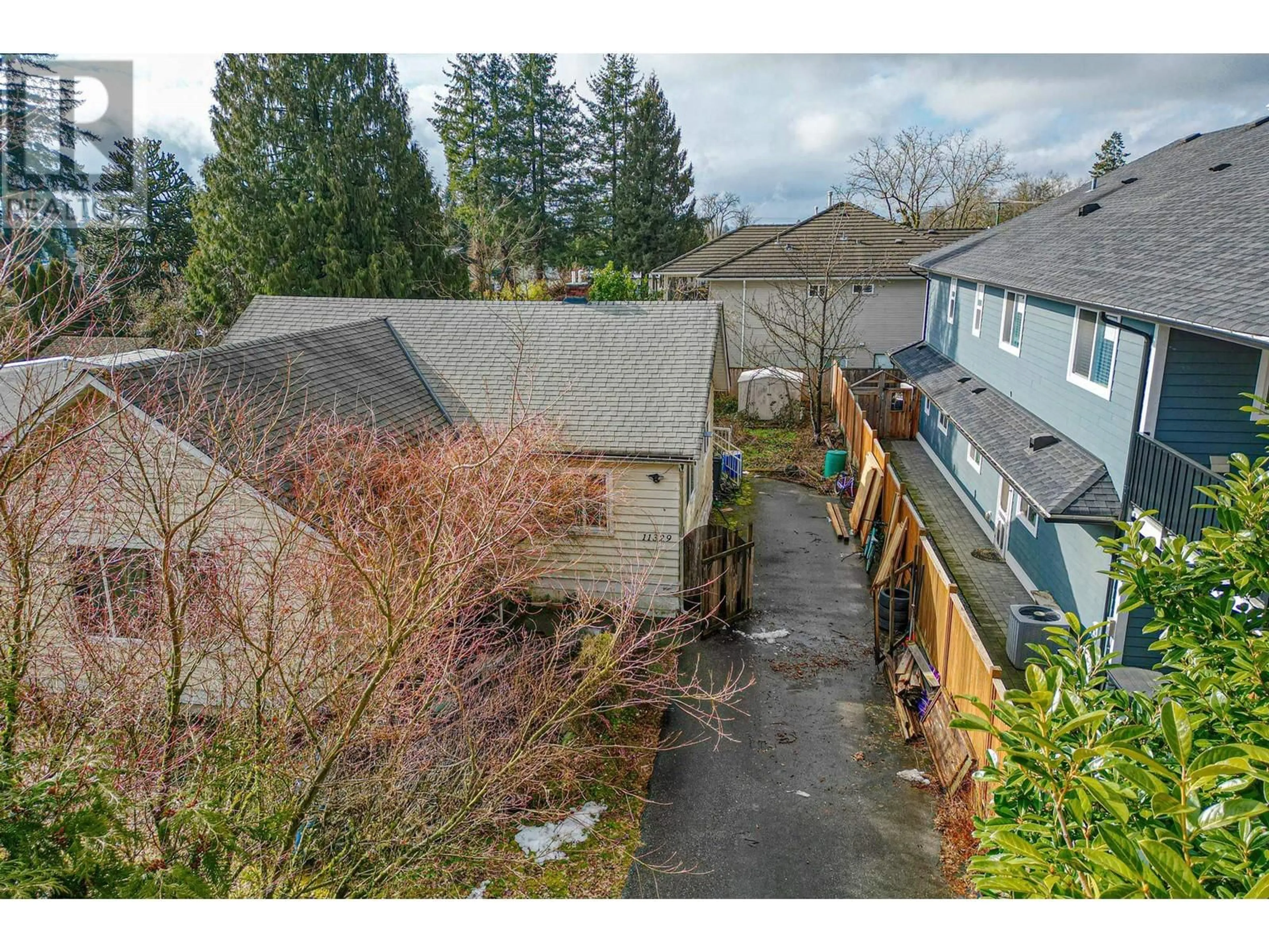 A pic from outside/outdoor area/front of a property/back of a property/a pic from drone, street for 11329 207TH STREET, Maple Ridge British Columbia V2X1W4