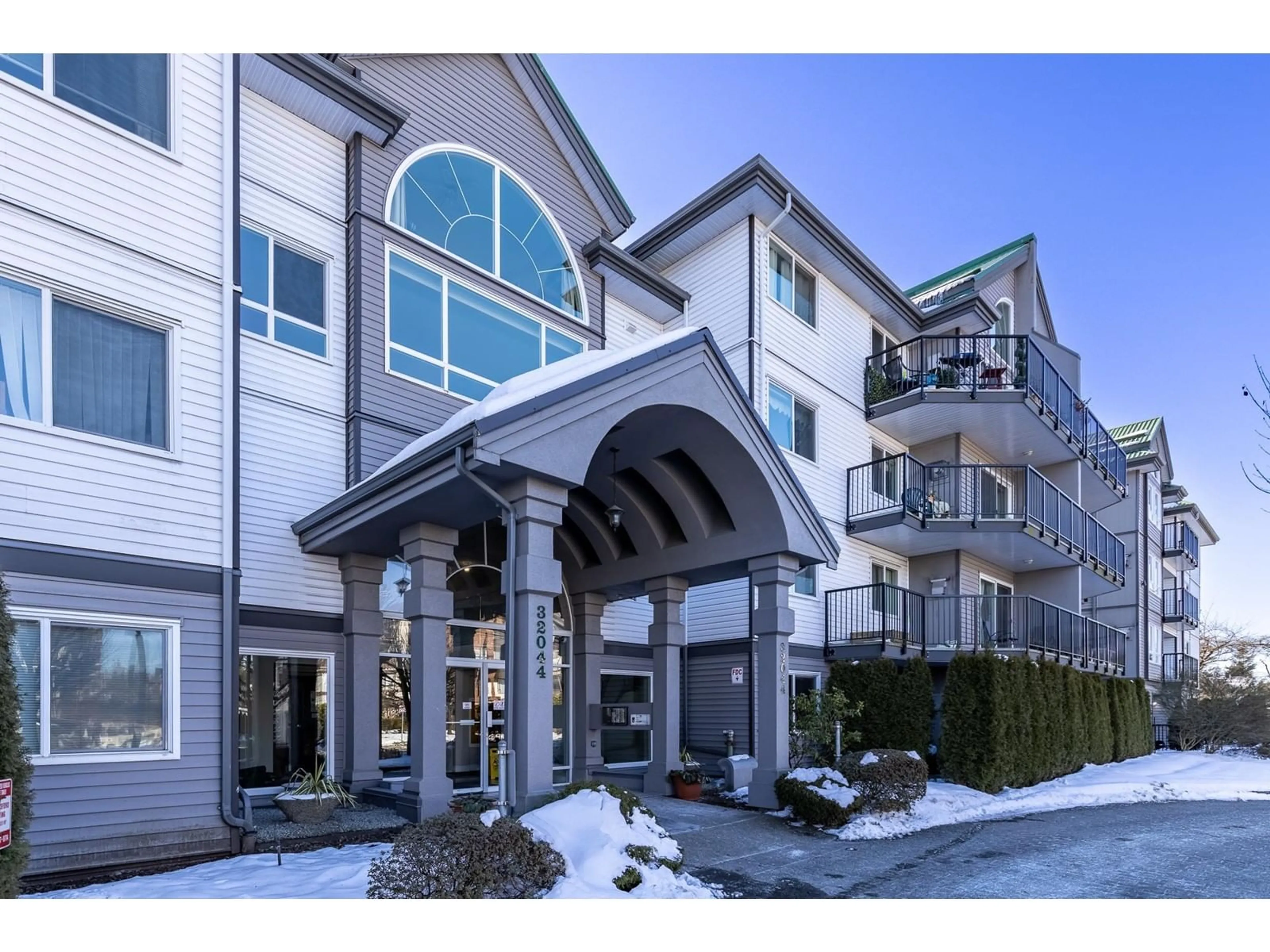 Indoor foyer for 413 32044 OLD YALE ROAD, Abbotsford British Columbia V2T2C9