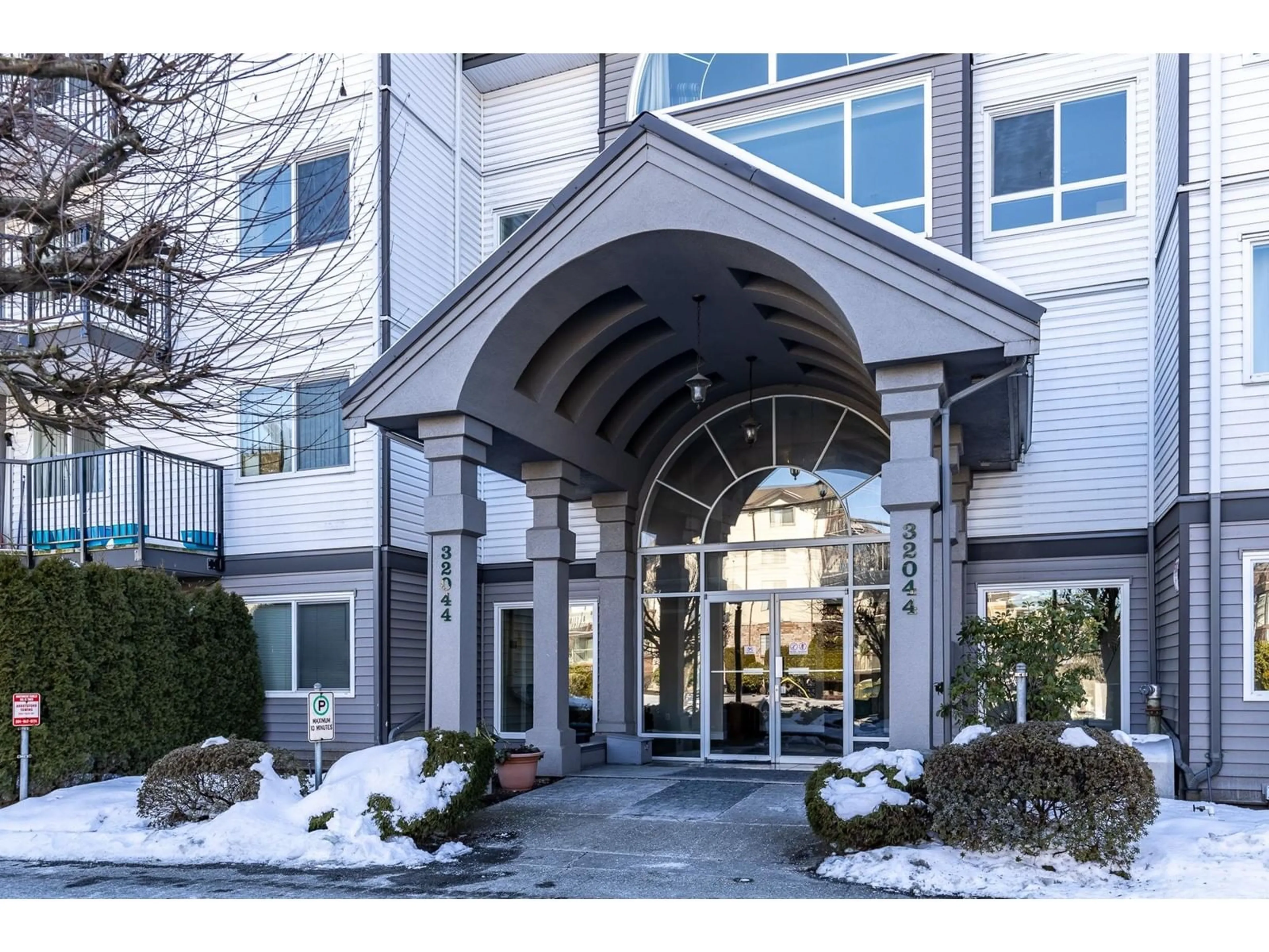 Indoor foyer for 413 32044 OLD YALE ROAD, Abbotsford British Columbia V2T2C9