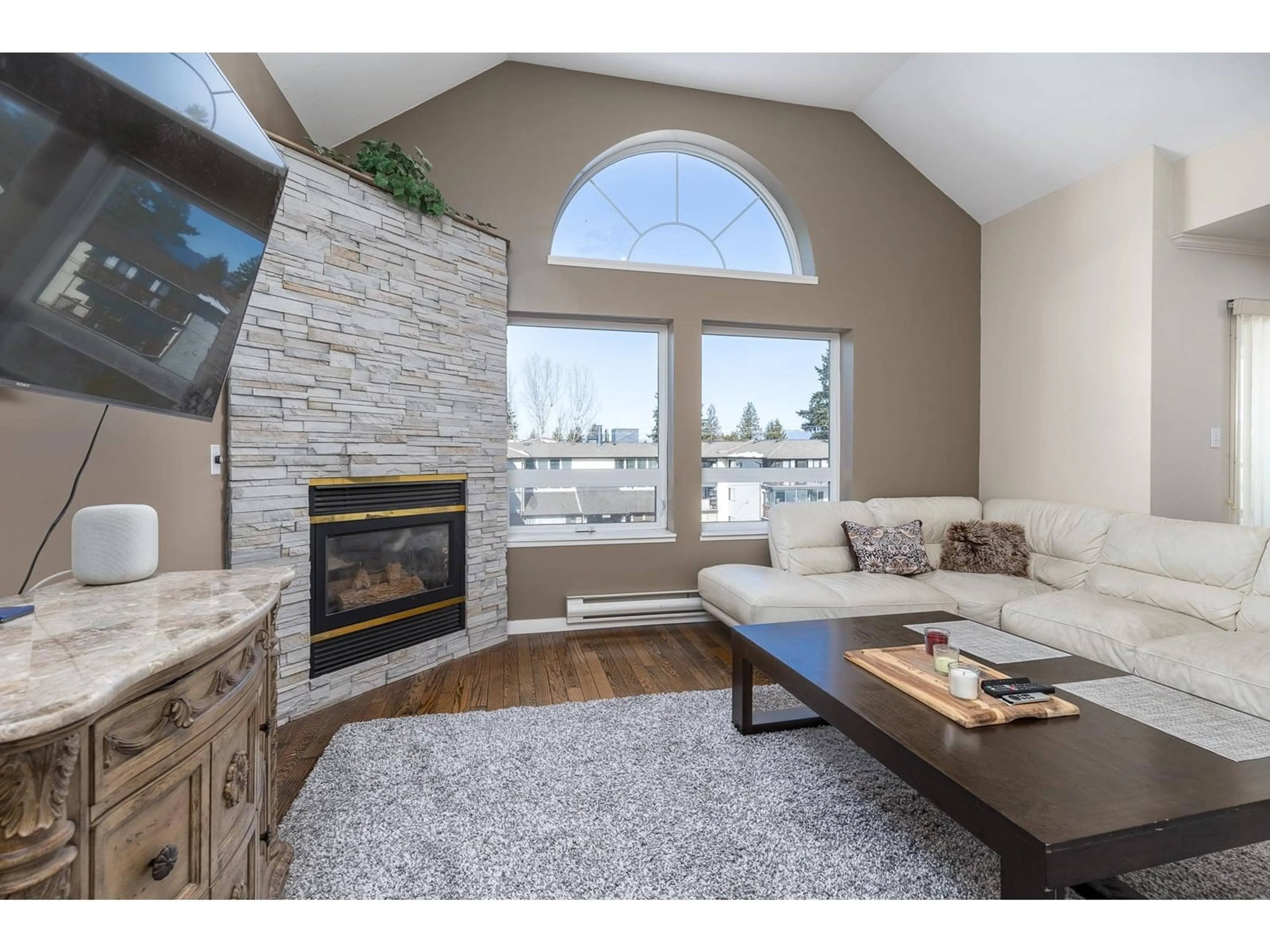 Living room with furniture, unknown for 413 32044 OLD YALE ROAD, Abbotsford British Columbia V2T2C9