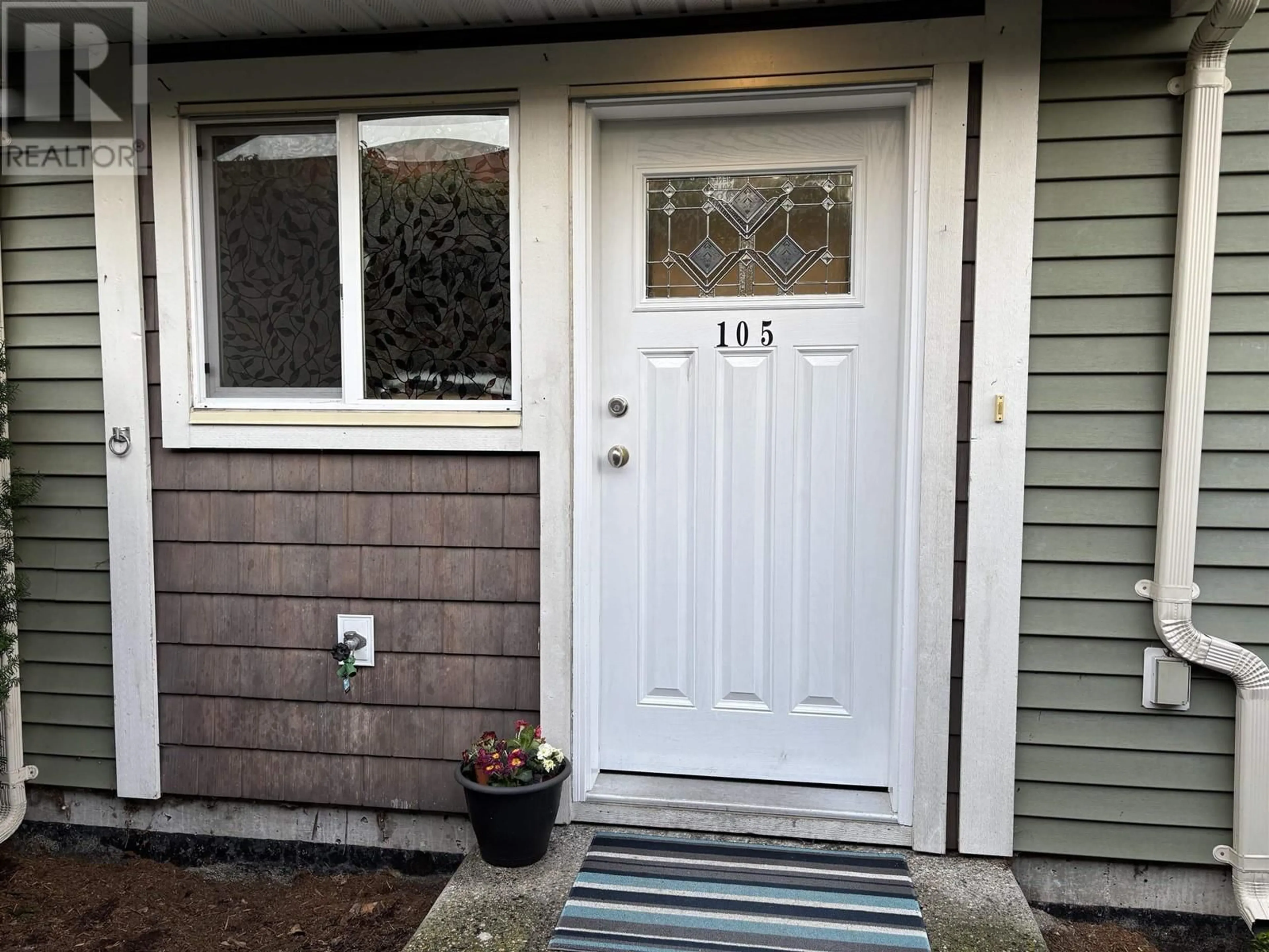 Indoor entryway for 105 624 SHAW ROAD, Gibsons British Columbia V0N1V8