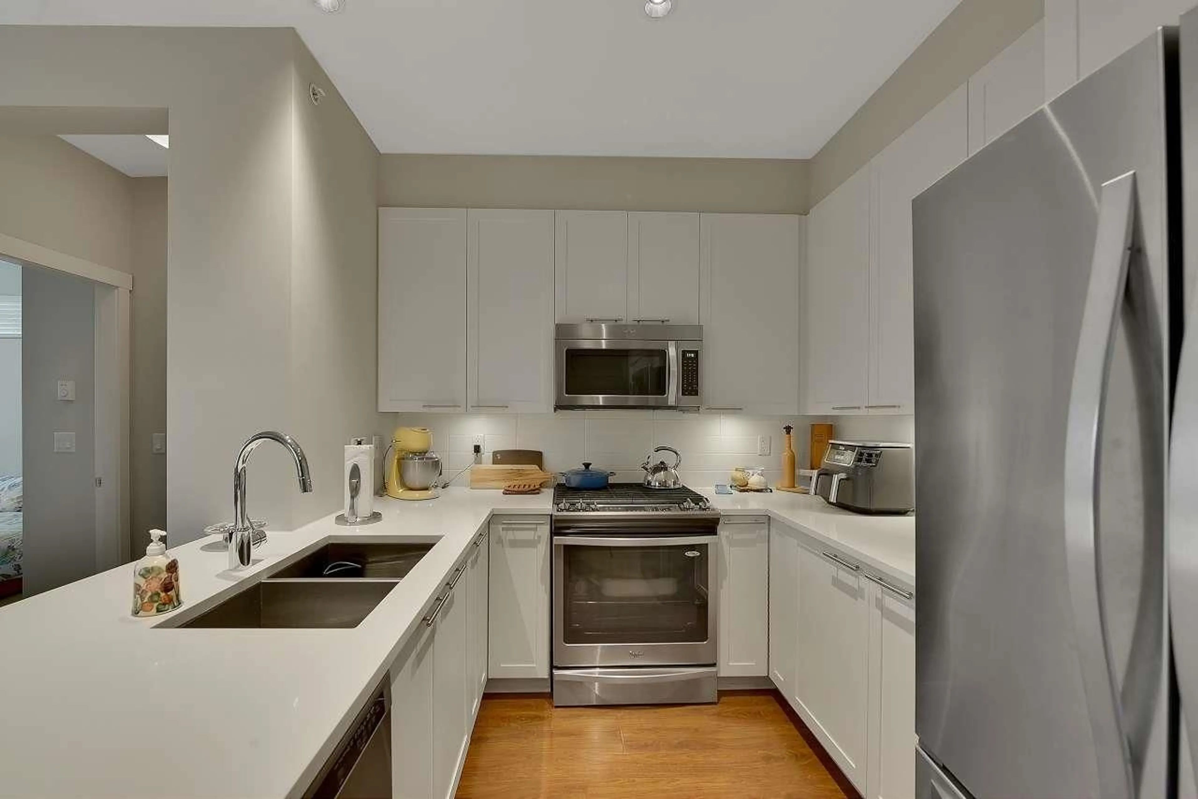 Standard kitchen, unknown for 405 - 15188 29A, Surrey British Columbia V4P1H1