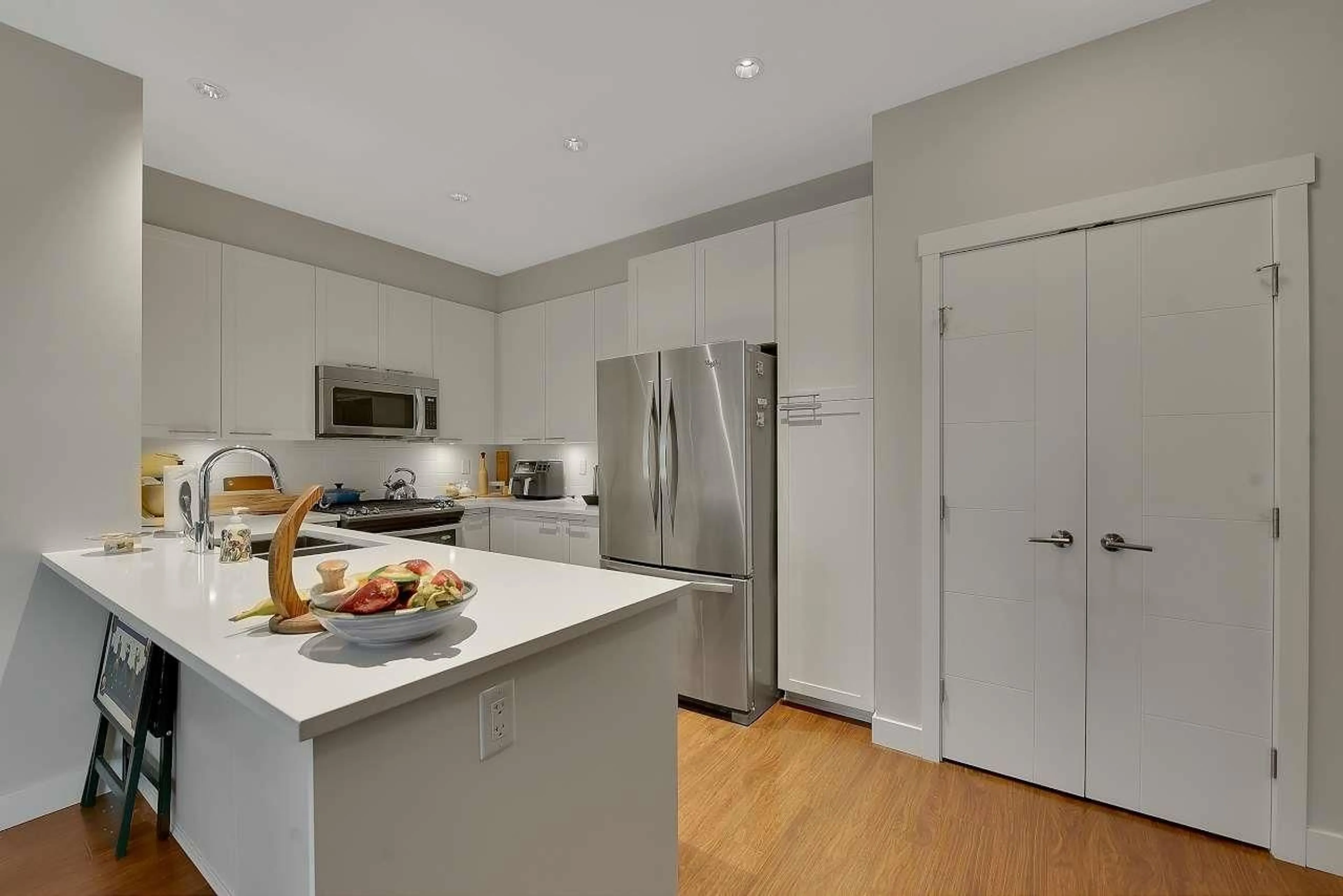 Open concept kitchen, unknown for 405 - 15188 29A, Surrey British Columbia V4P1H1