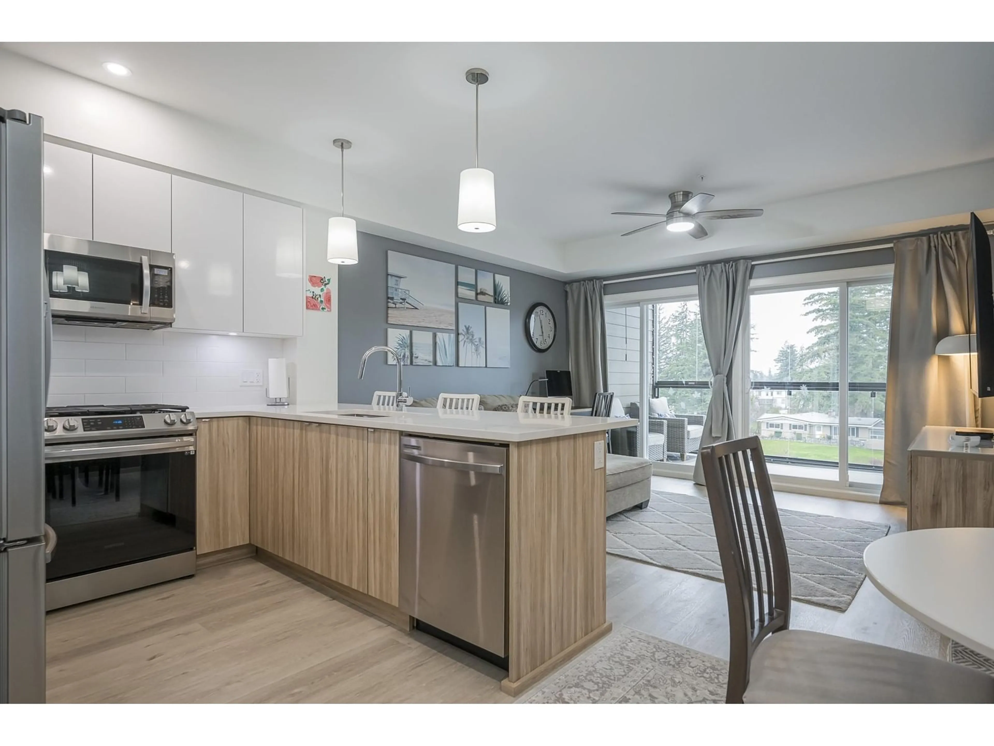 Open concept kitchen, wood/laminate floor for 510 2649 JAMES STREET, Abbotsford British Columbia V2T3L6