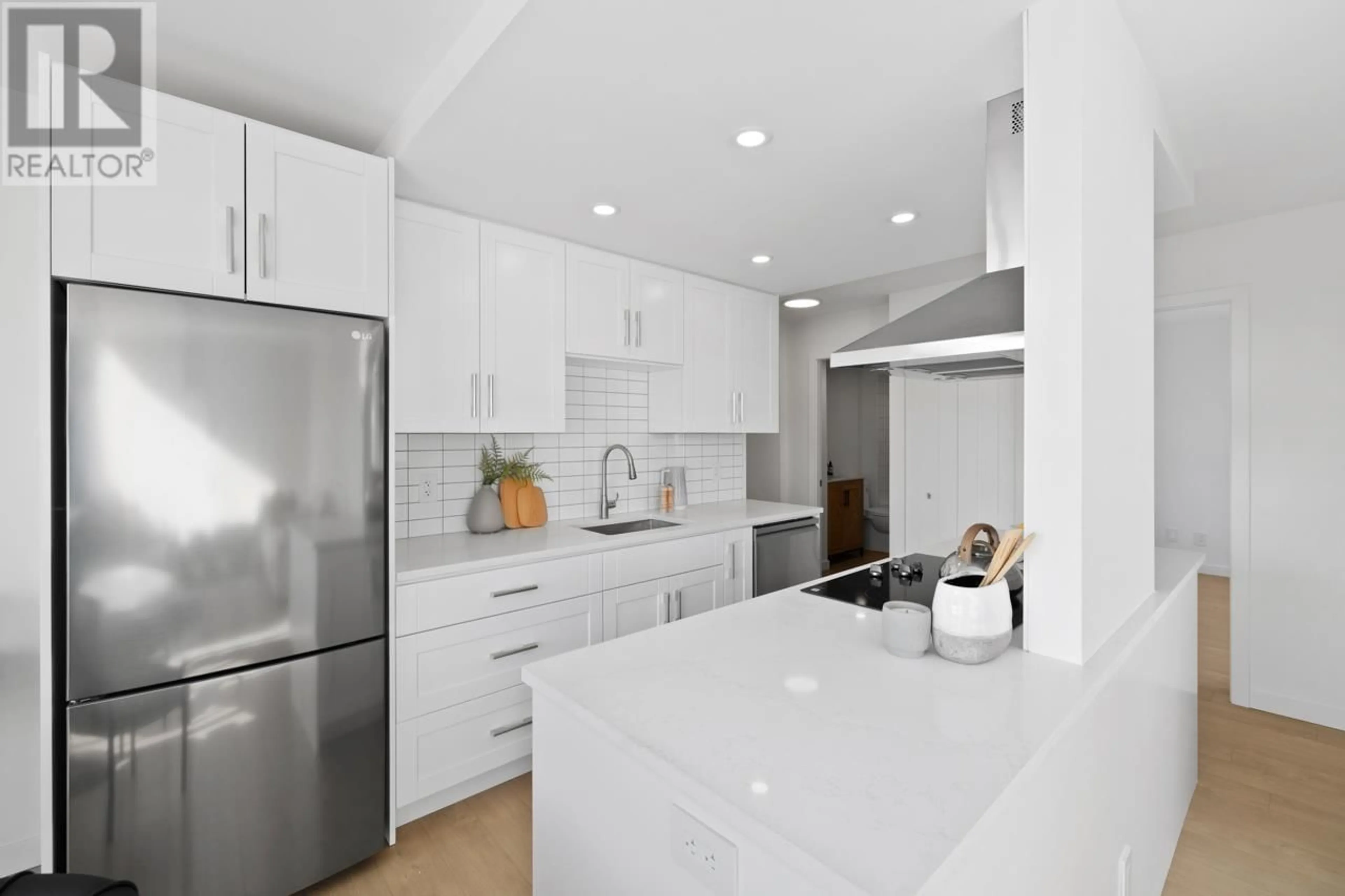 Contemporary kitchen, ceramic/tile floor for 1601 1816 HARO STREET, Vancouver British Columbia V6G2Y7