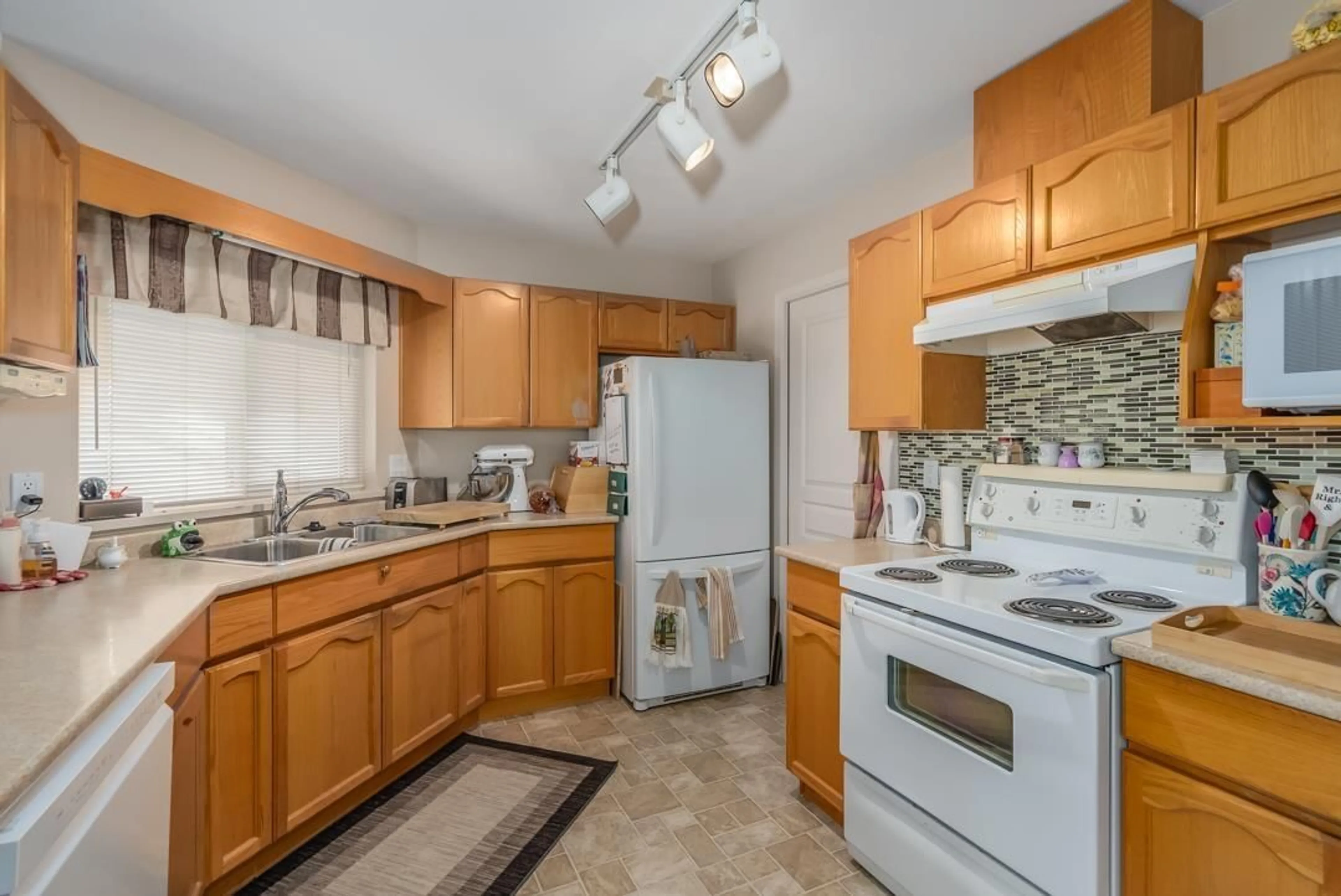 Standard kitchen, unknown for 87 31406 UPPER MACLURE ROAD, Abbotsford British Columbia V2T5L8