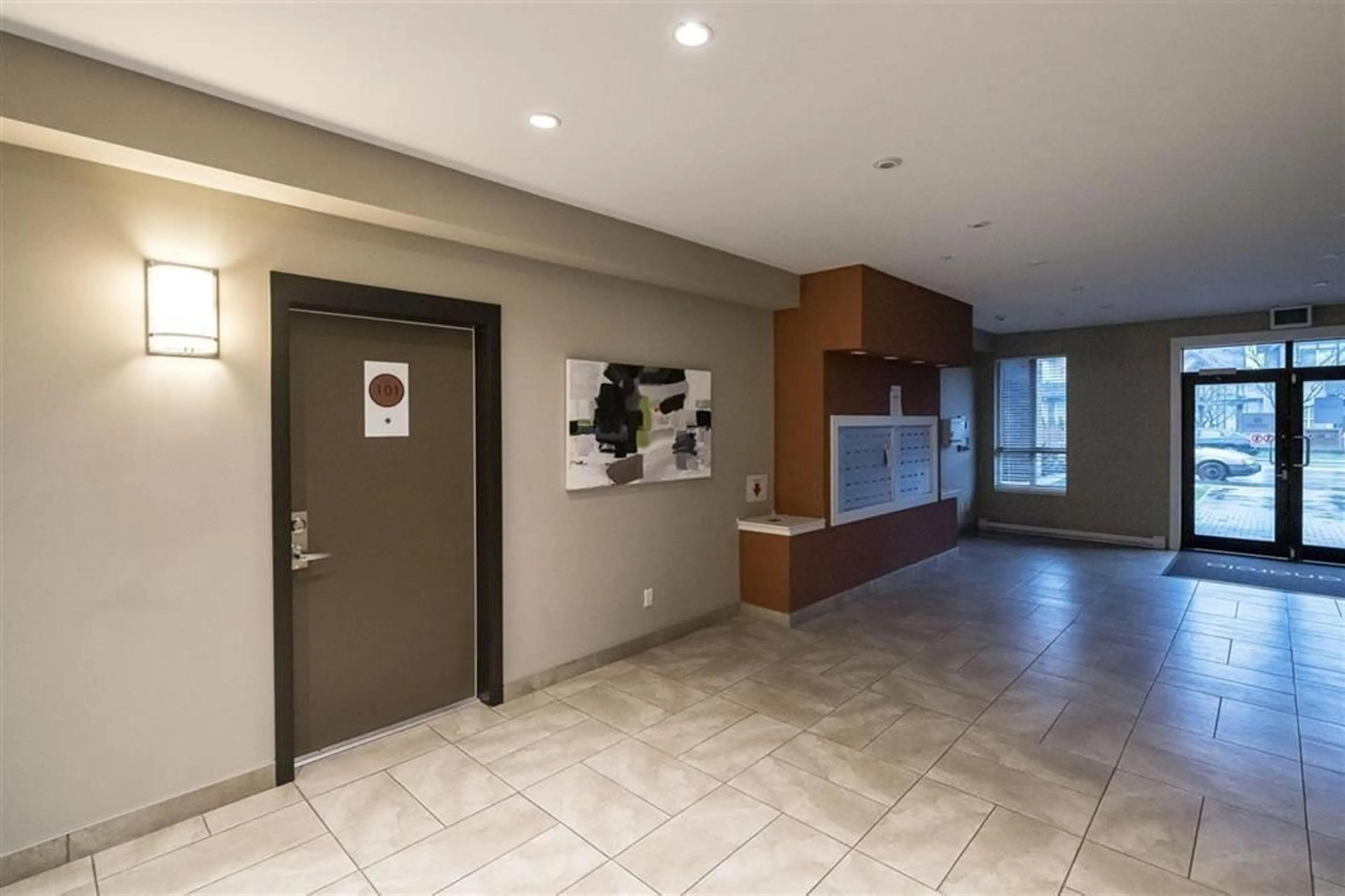 Indoor foyer for 101 8733 160 STREET, Surrey British Columbia V4N6P9