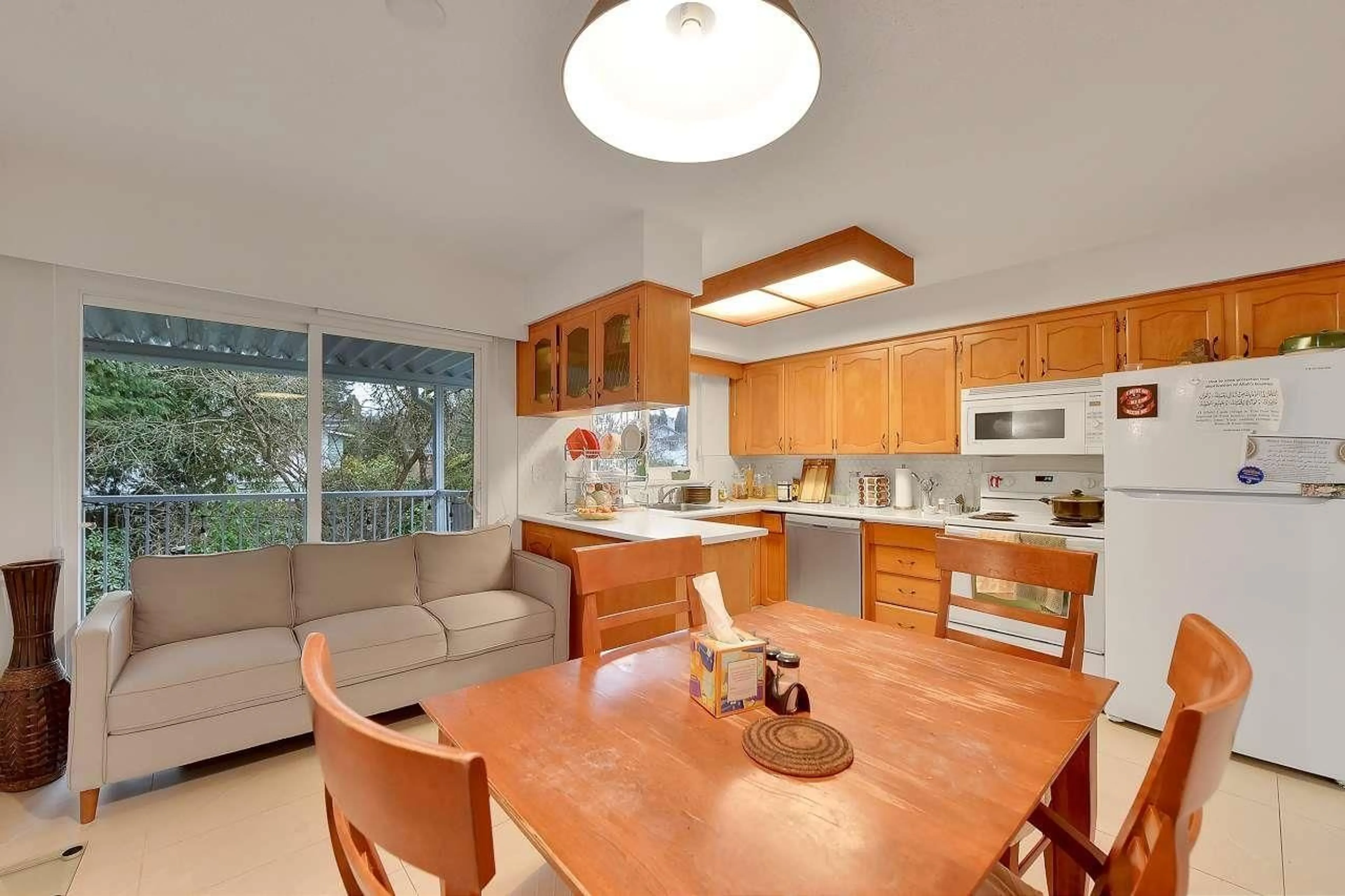 Open concept kitchen, unknown for 11140 PARTRIDGE, Surrey British Columbia V3R5B2