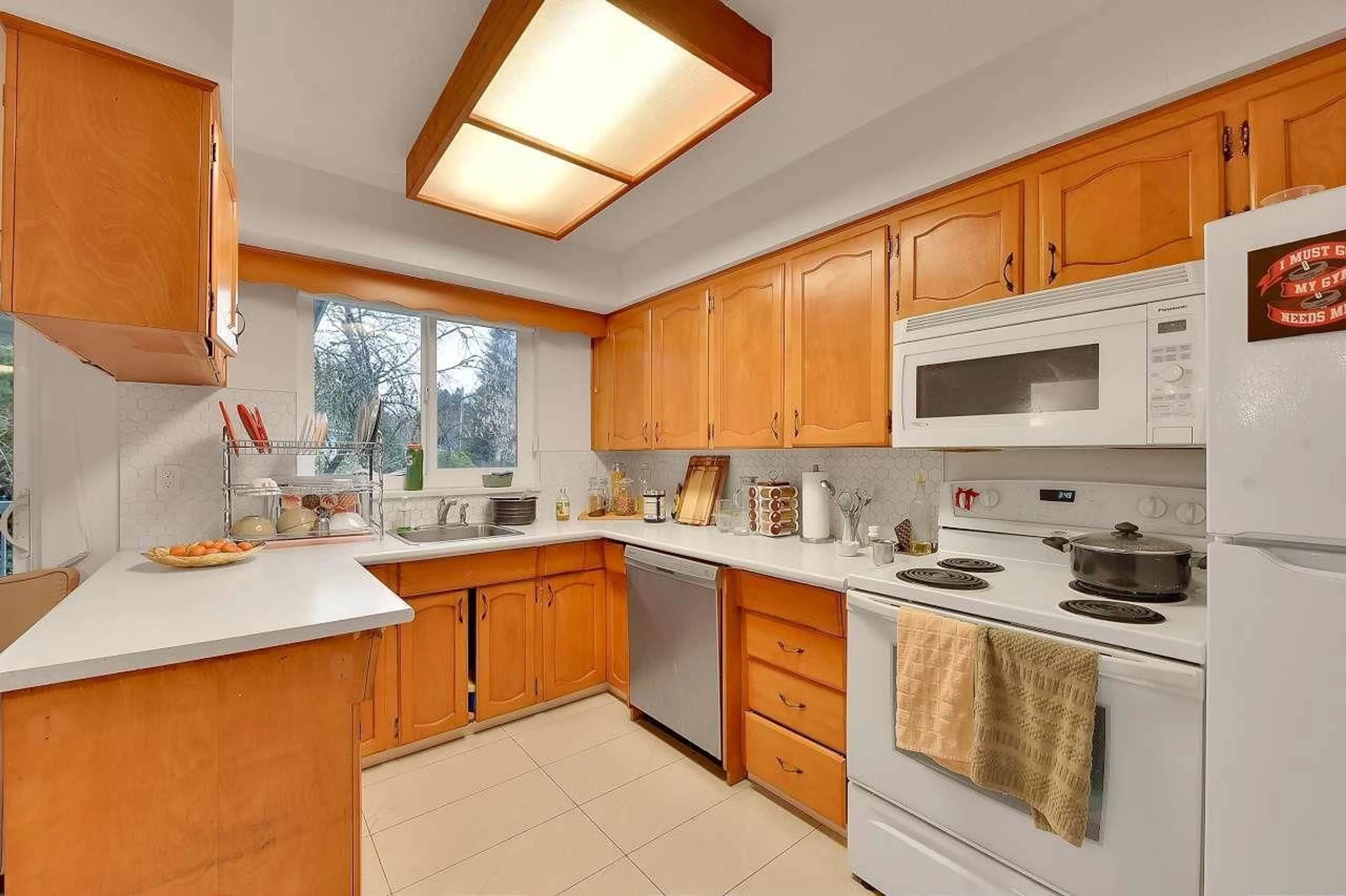 Standard kitchen, unknown for 11140 PARTRIDGE, Surrey British Columbia V3R5B2