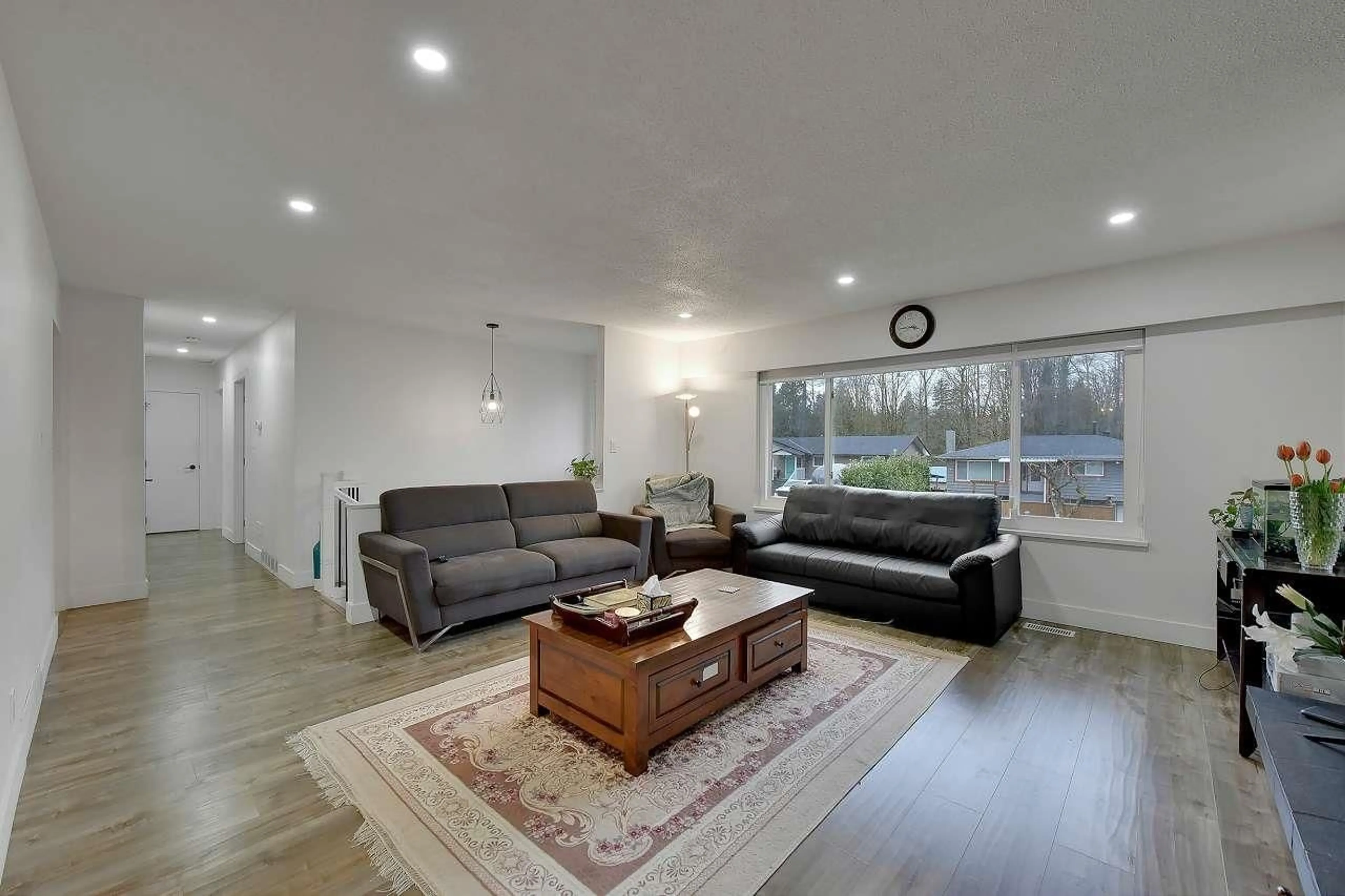 Living room with furniture, wood/laminate floor for 11140 PARTRIDGE CRESCENT, Surrey British Columbia V3R5B2