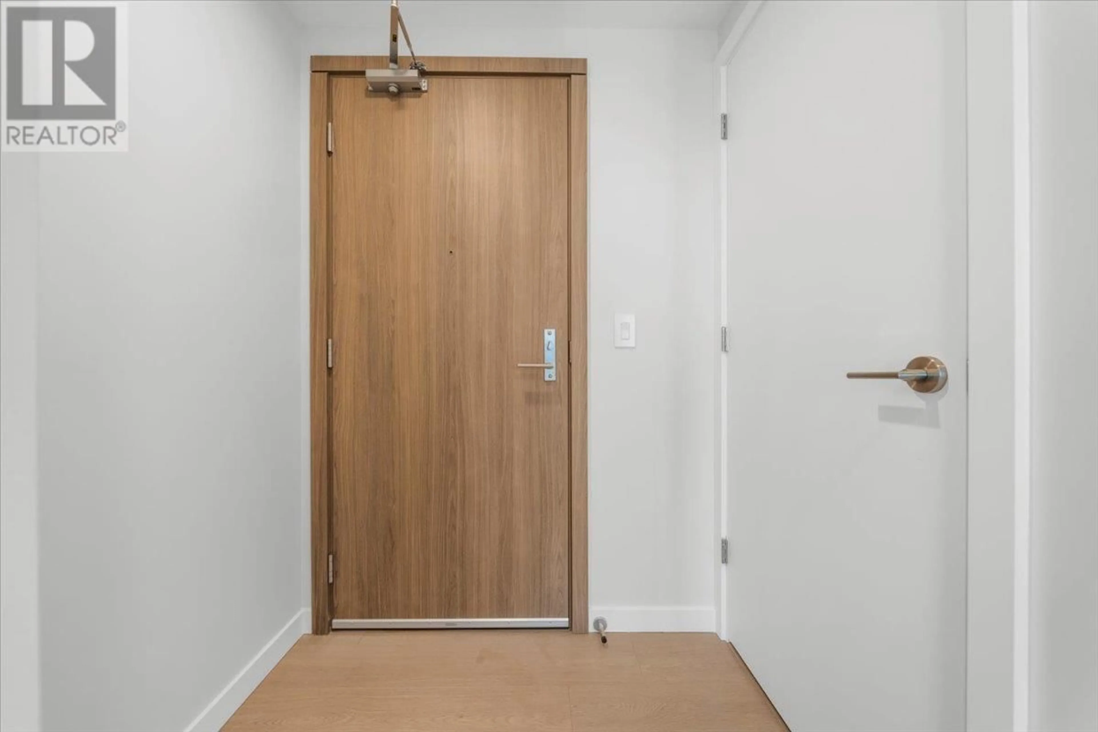 Indoor entryway for 5110 - 2108 GILMORE AVENUE, Burnaby British Columbia V5C0N8