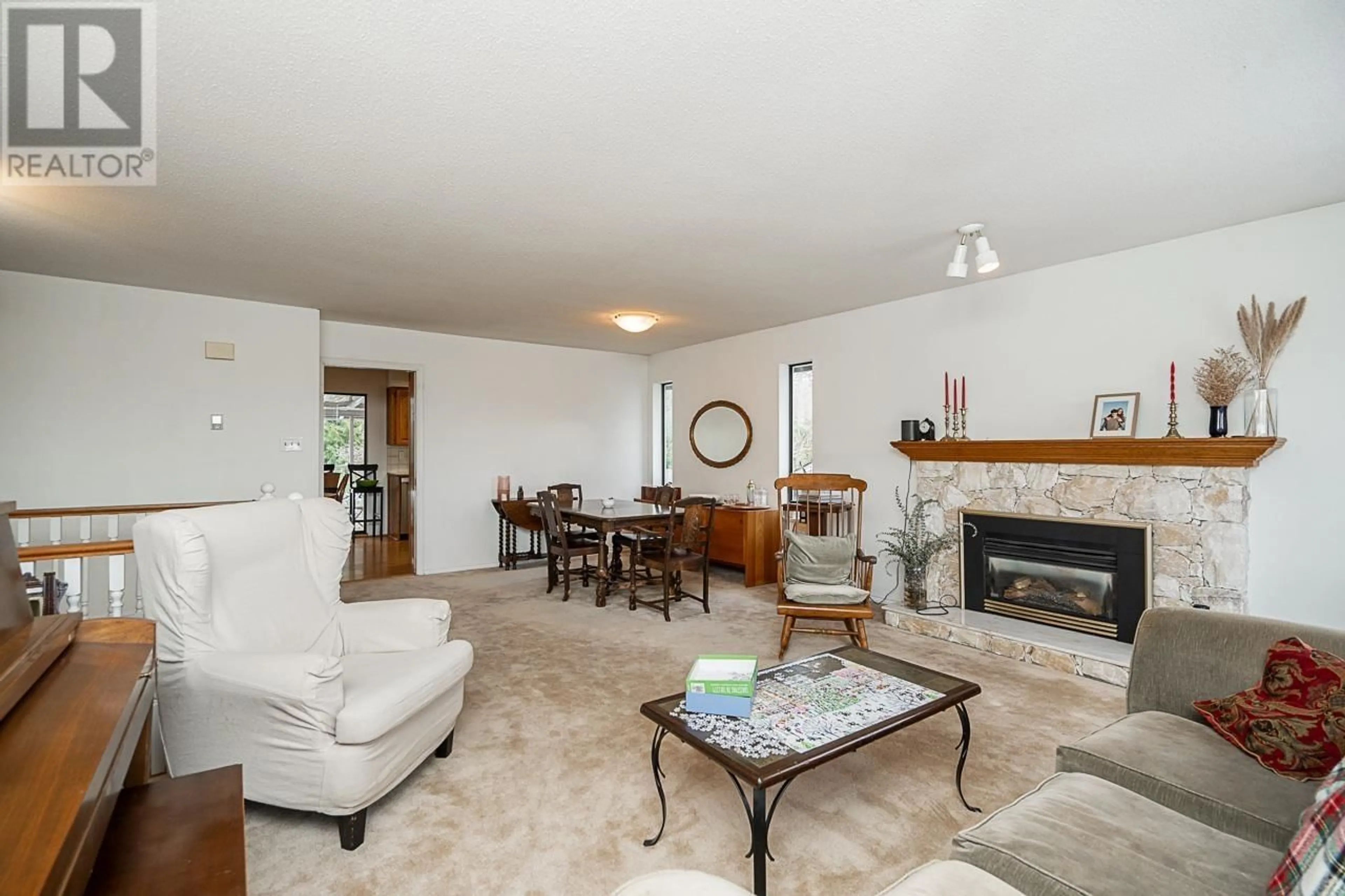 Living room with furniture, unknown for 5560 WALLACE AVENUE, Delta British Columbia V4M3V3