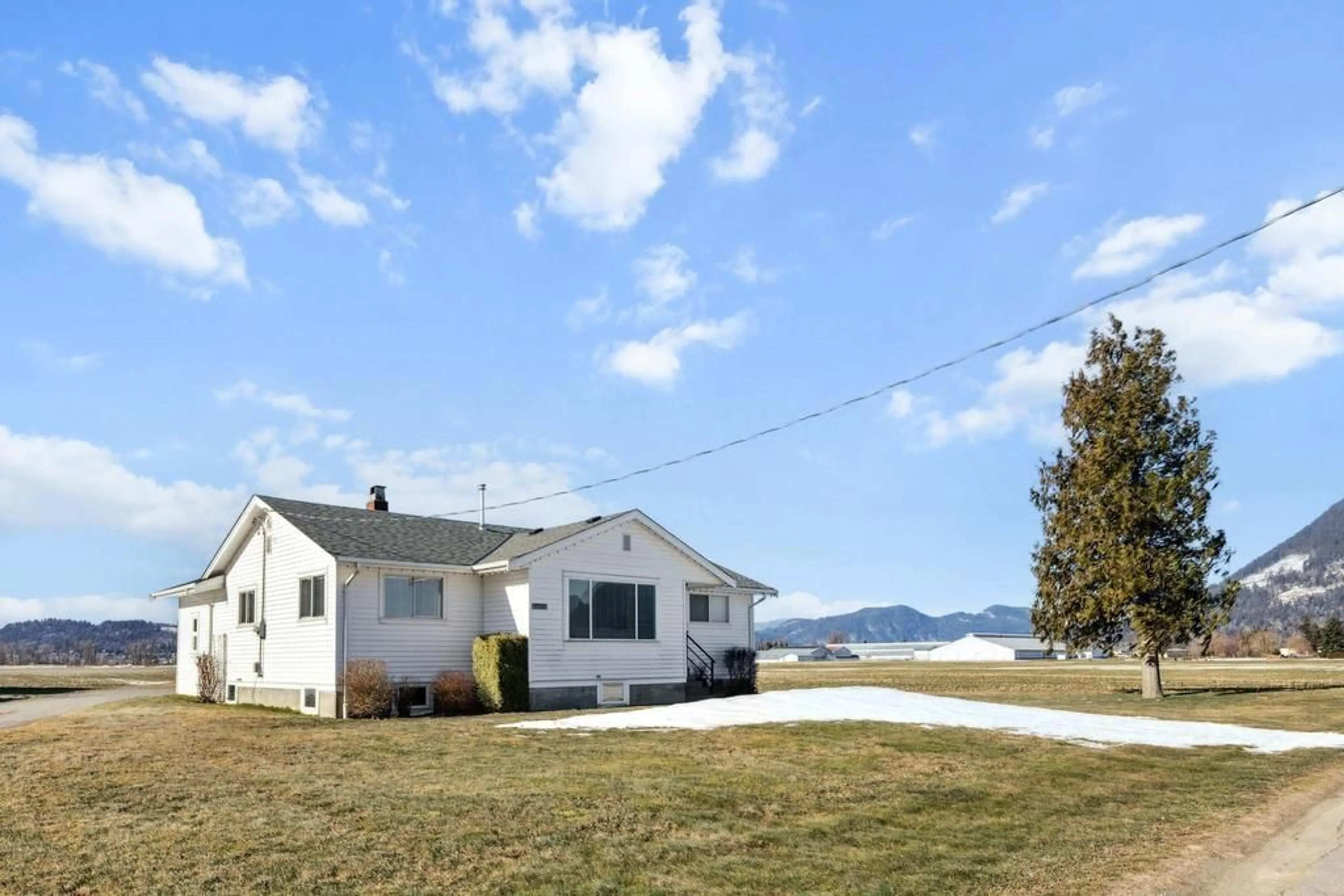 A pic from outside/outdoor area/front of a property/back of a property/a pic from drone, water/lake/river/ocean view for 7735 NEWTON, Mission British Columbia V0M1H0