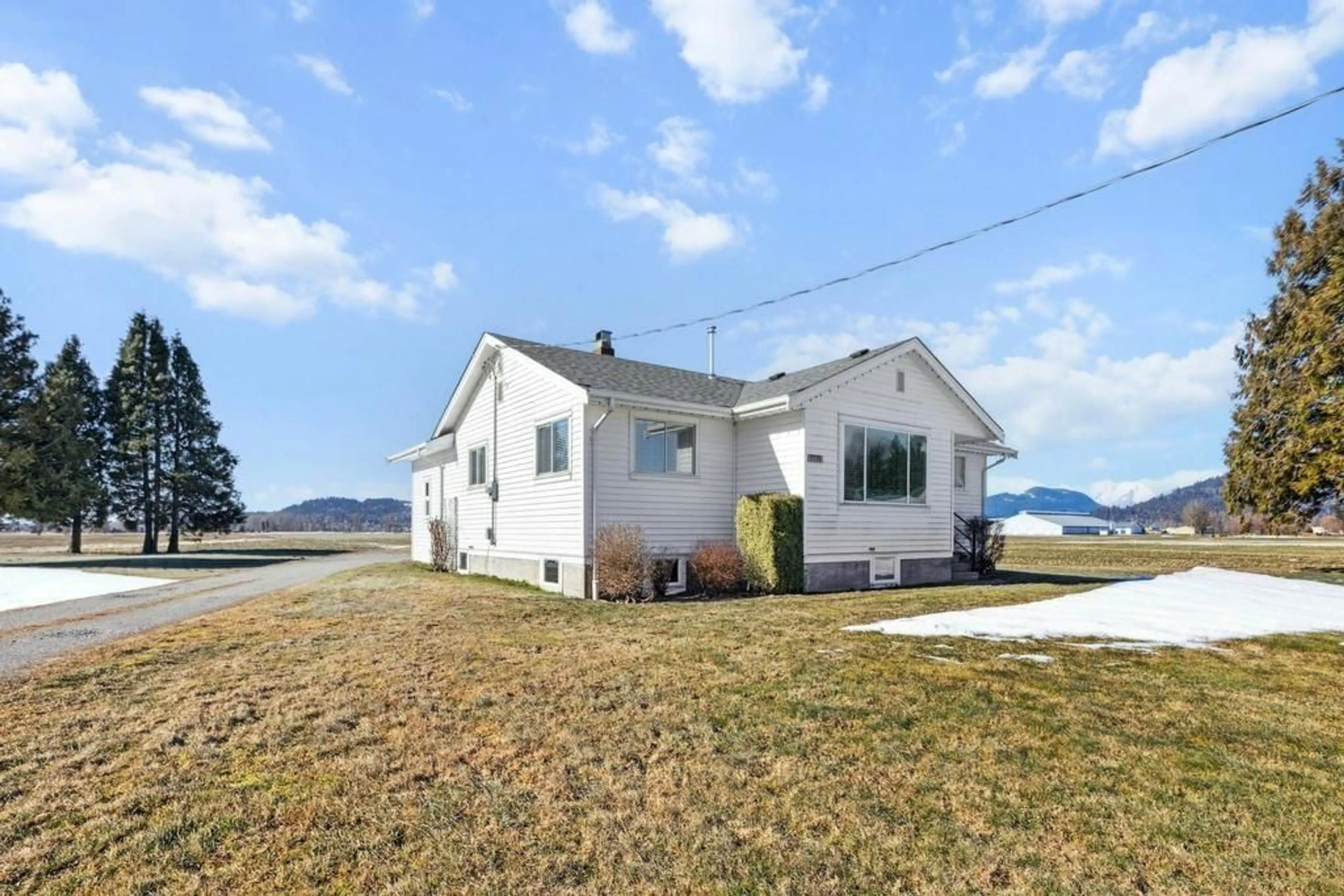 A pic from outside/outdoor area/front of a property/back of a property/a pic from drone, unknown for 7735 NEWTON, Mission British Columbia V0M1H0