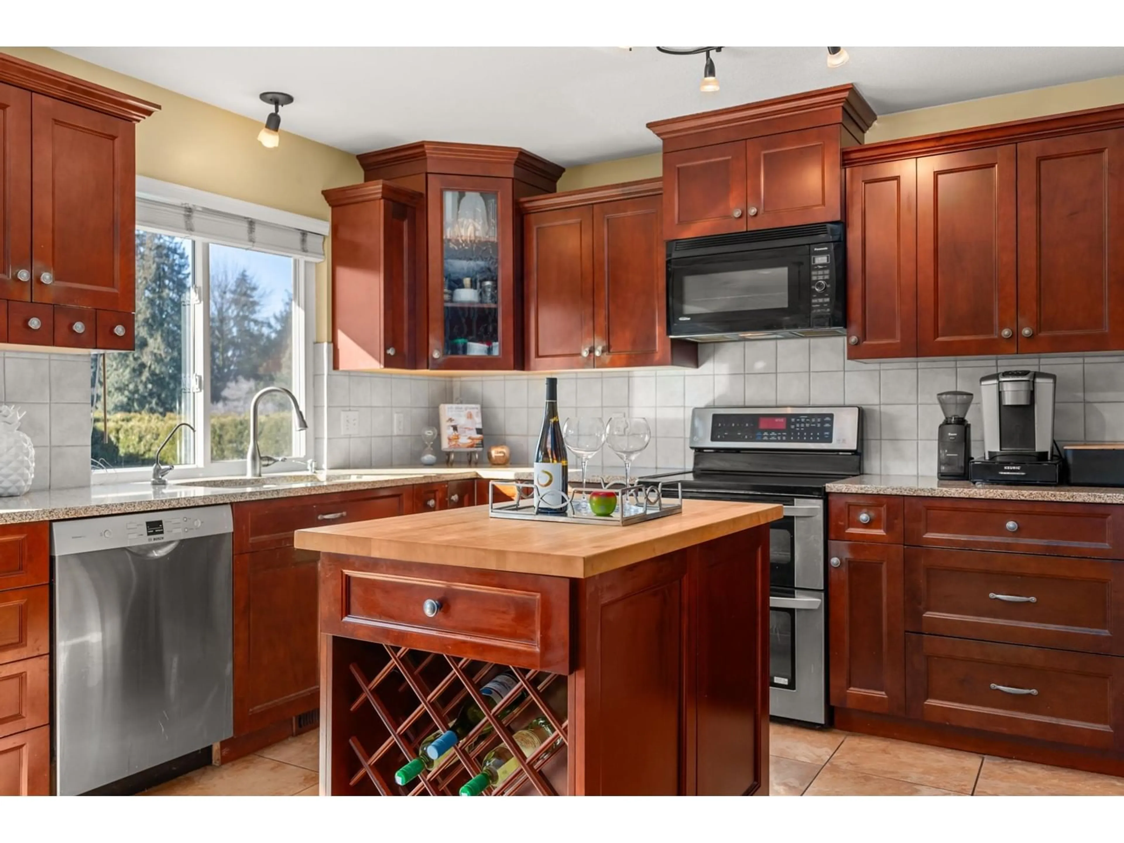 Open concept kitchen, ceramic/tile floor for 10635 HARROGATE DRIVE, Delta British Columbia V4C8E2