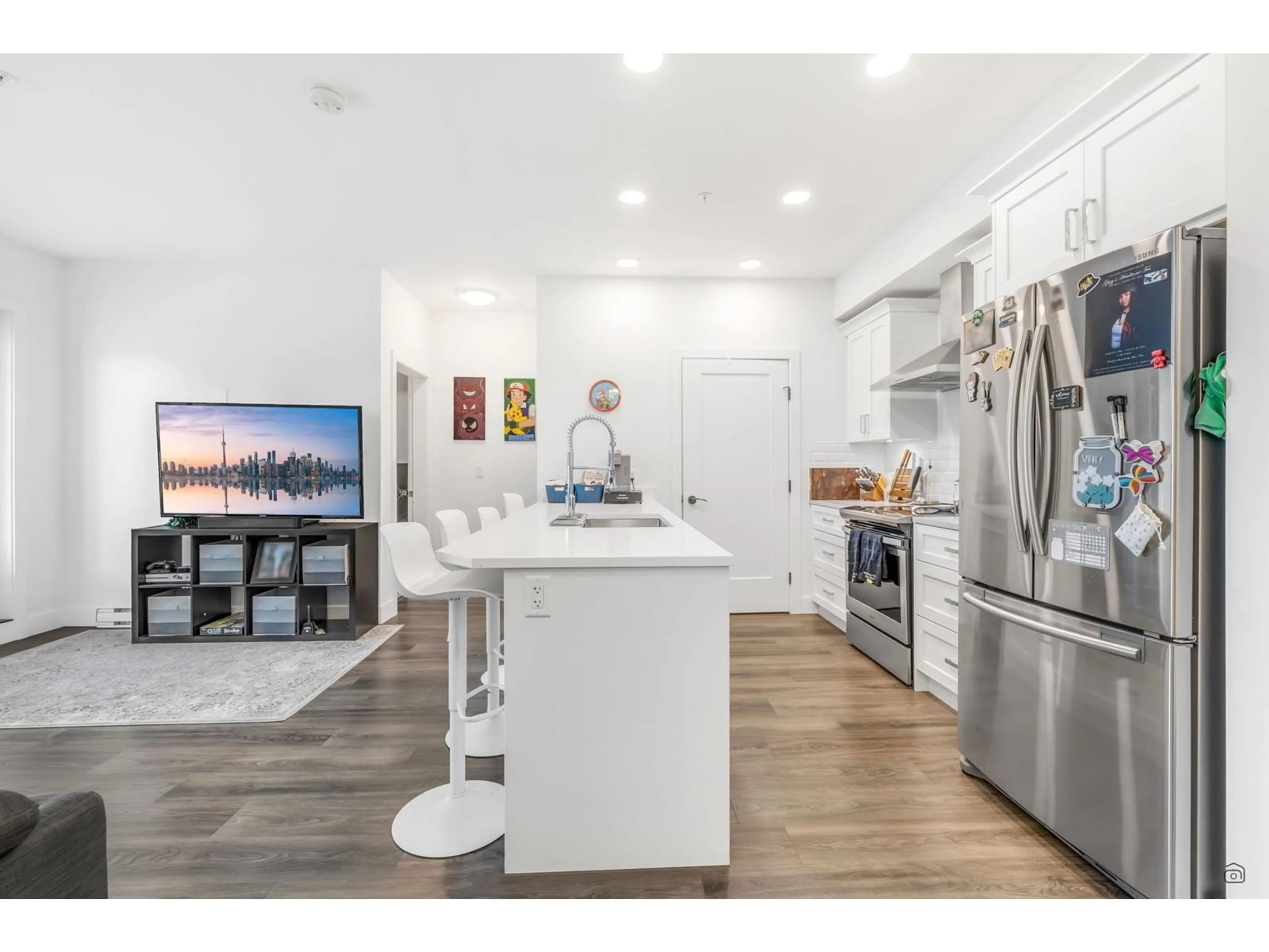 Open concept kitchen, wood/laminate floor for 406 - 33568 GEORGE FERGUSON, Abbotsford British Columbia V3S5J9