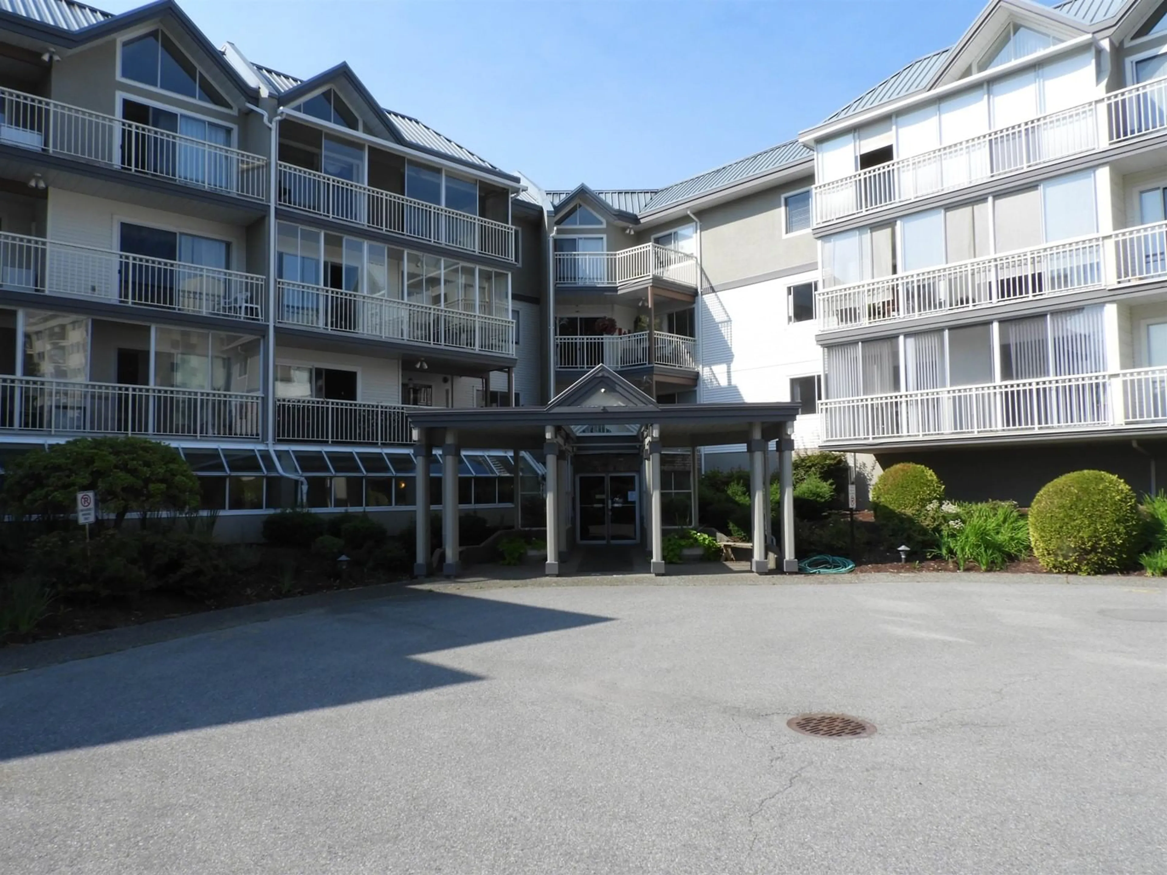 Indoor foyer for 215 31930 OLD YALE ROAD, Abbotsford British Columbia V2T2C7