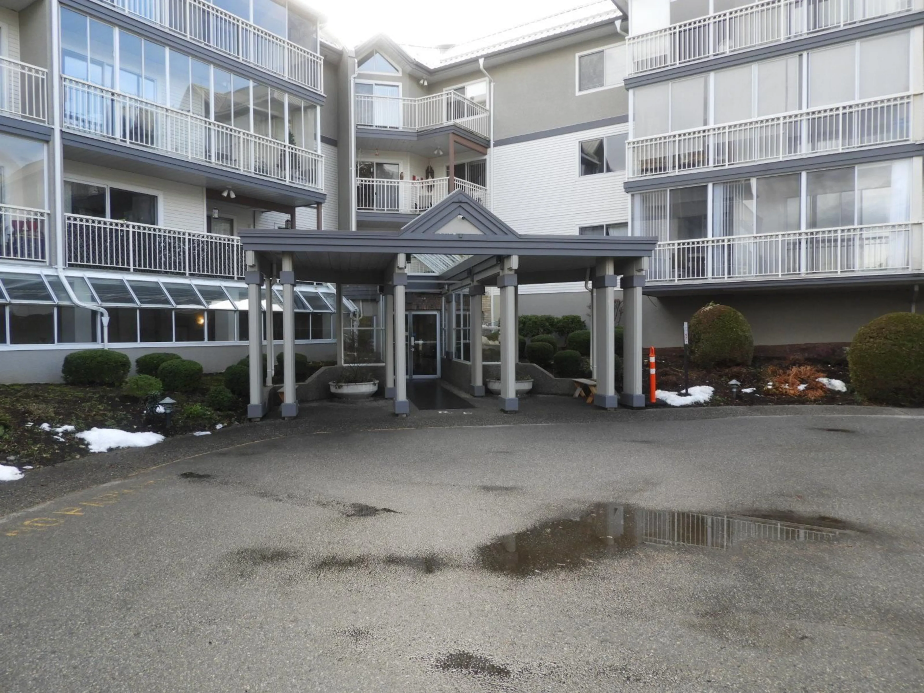 Indoor foyer for 215 31930 OLD YALE ROAD, Abbotsford British Columbia V2T2C7