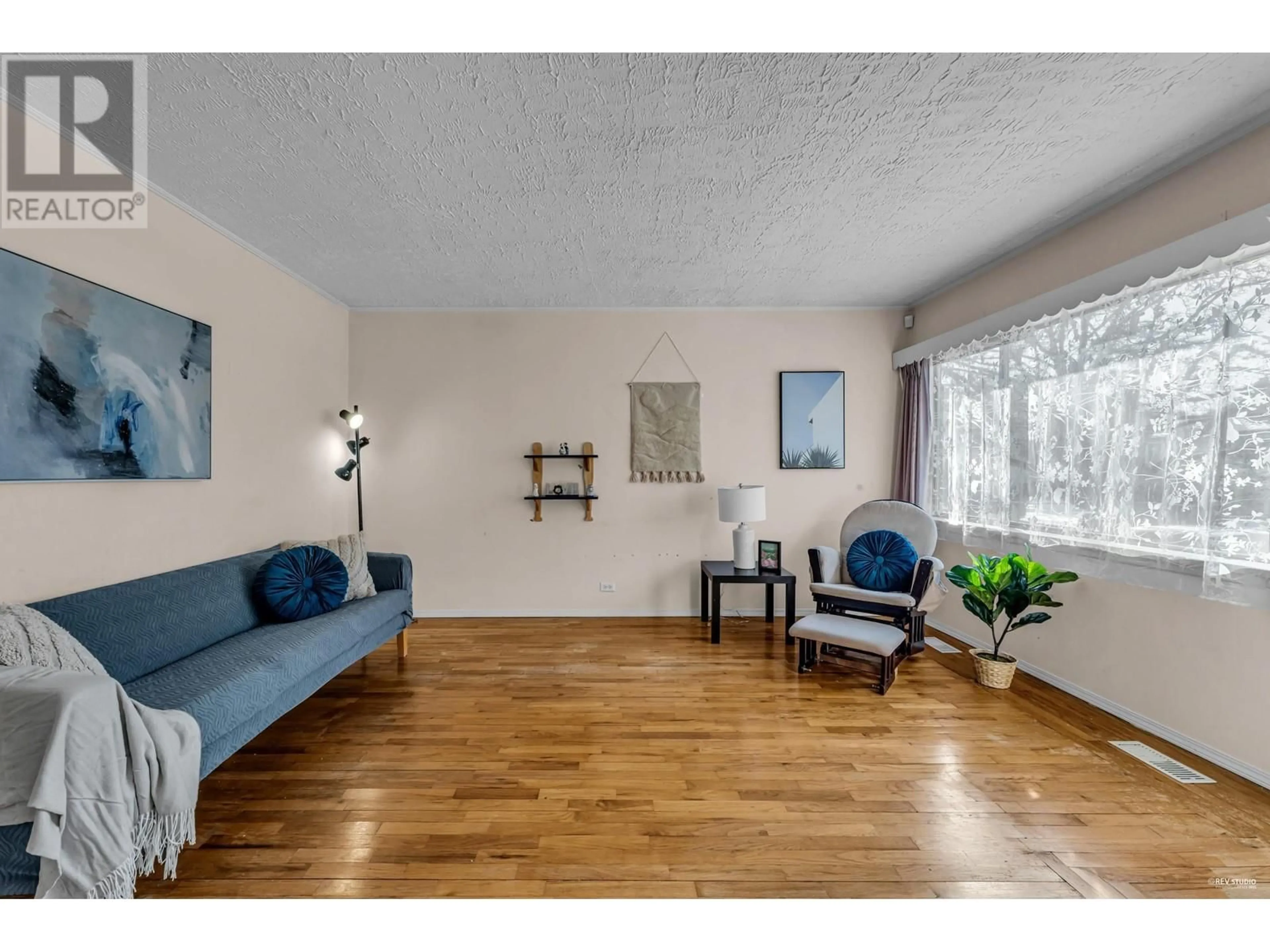 Living room with furniture, wood/laminate floor for 4772 INVERNESS STREET, Vancouver British Columbia V5V4X6