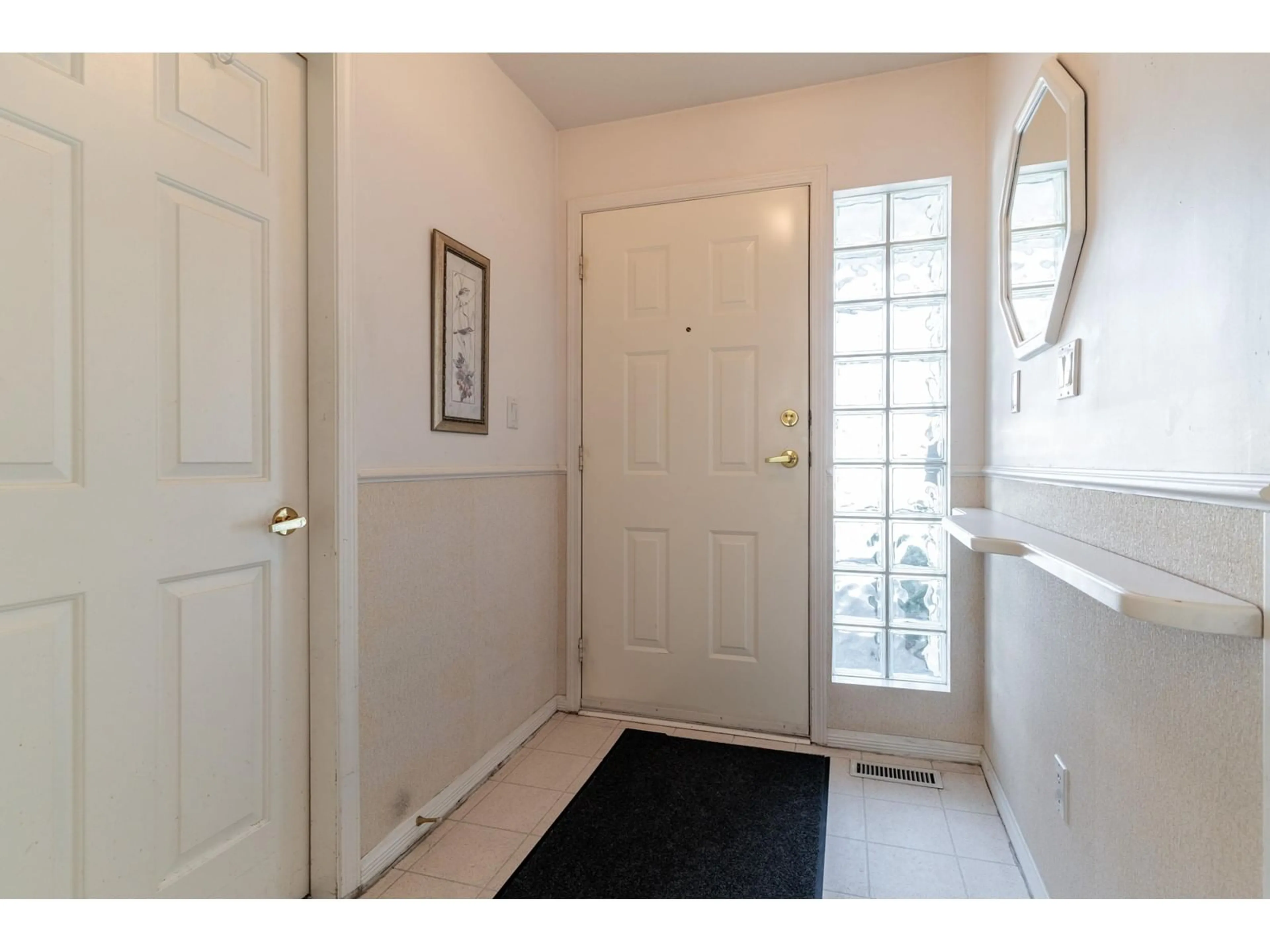 Indoor entryway for 105 - 10172 141, Surrey British Columbia V3T4P6