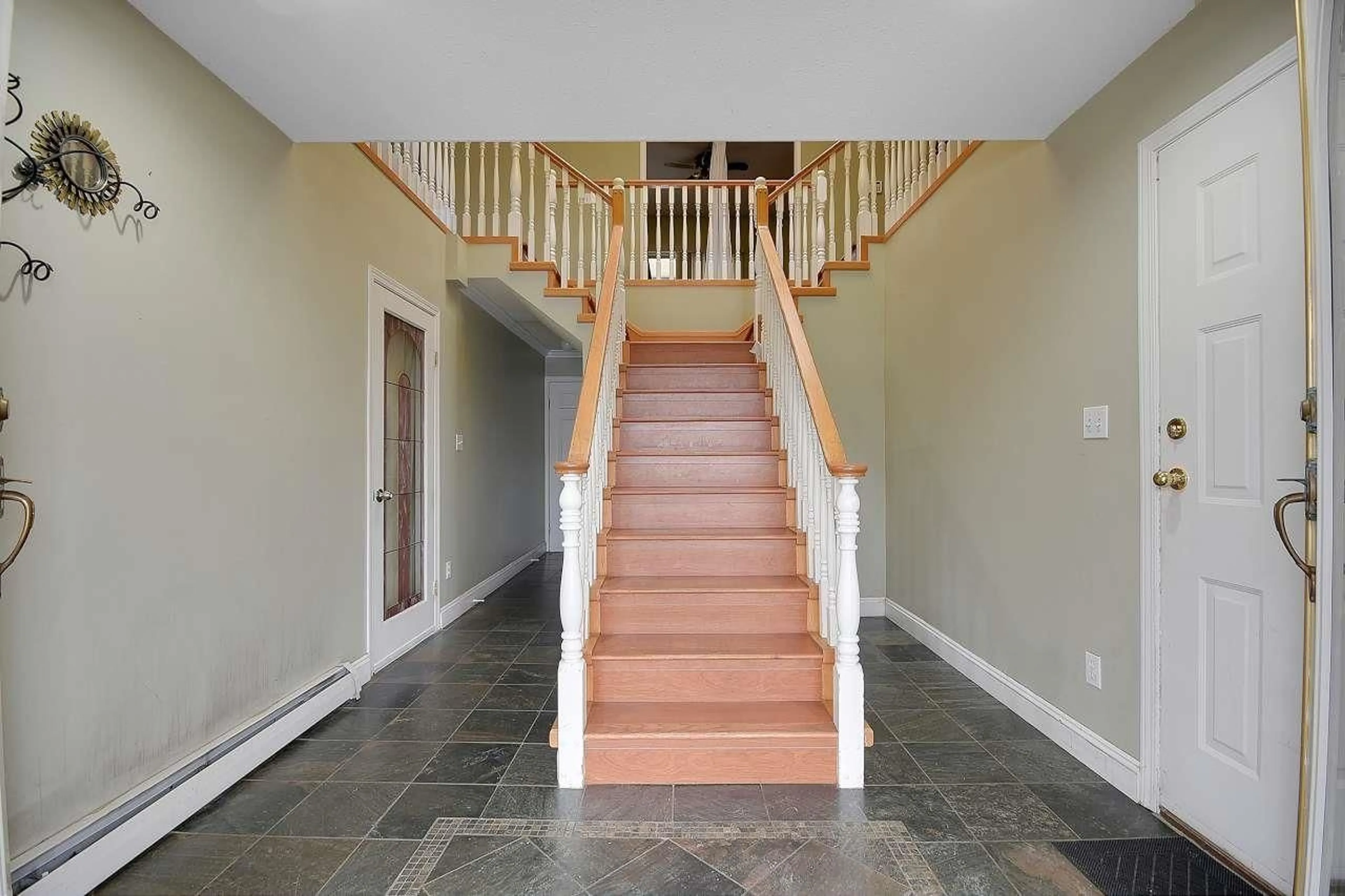 Indoor foyer for 12140 77A AVENUE, Surrey British Columbia V3W1J7