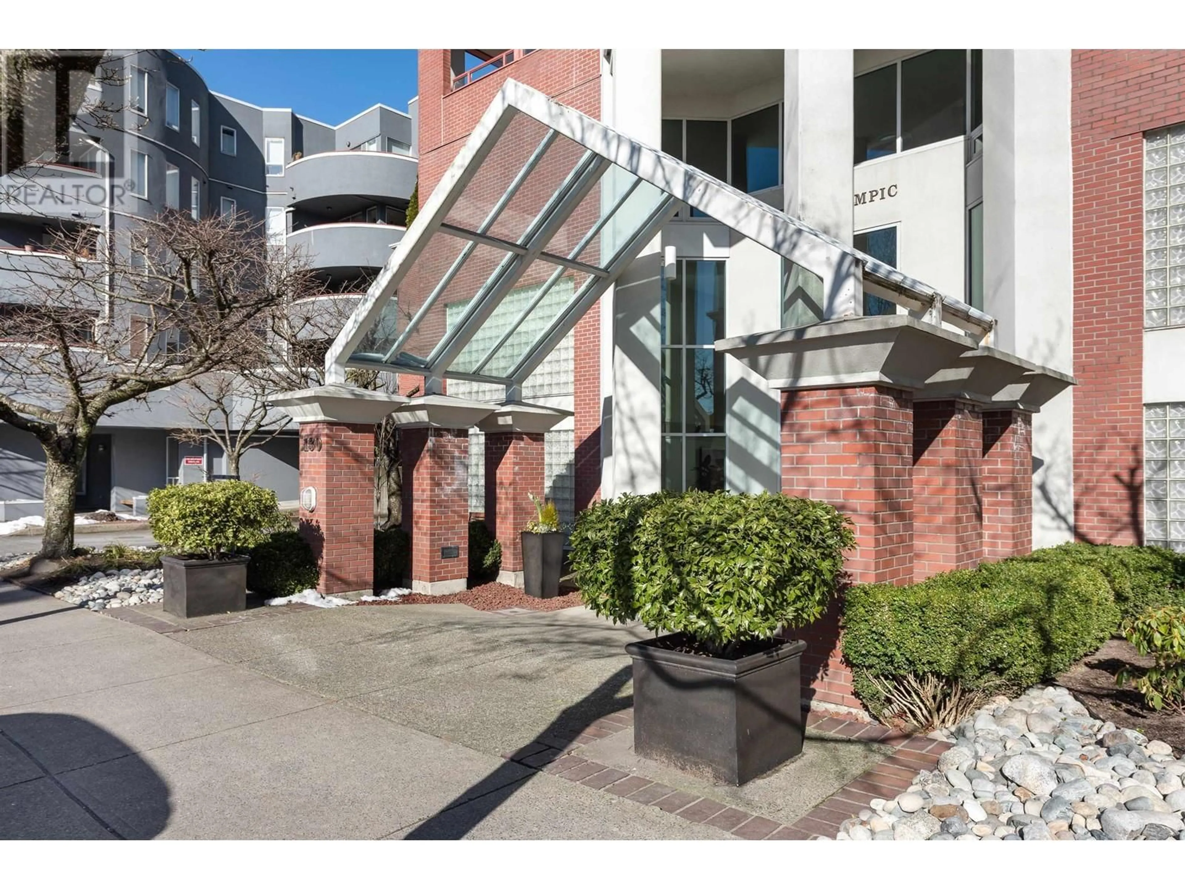 Indoor foyer for 1202 130 E 2ND STREET, North Vancouver British Columbia V7L1C3