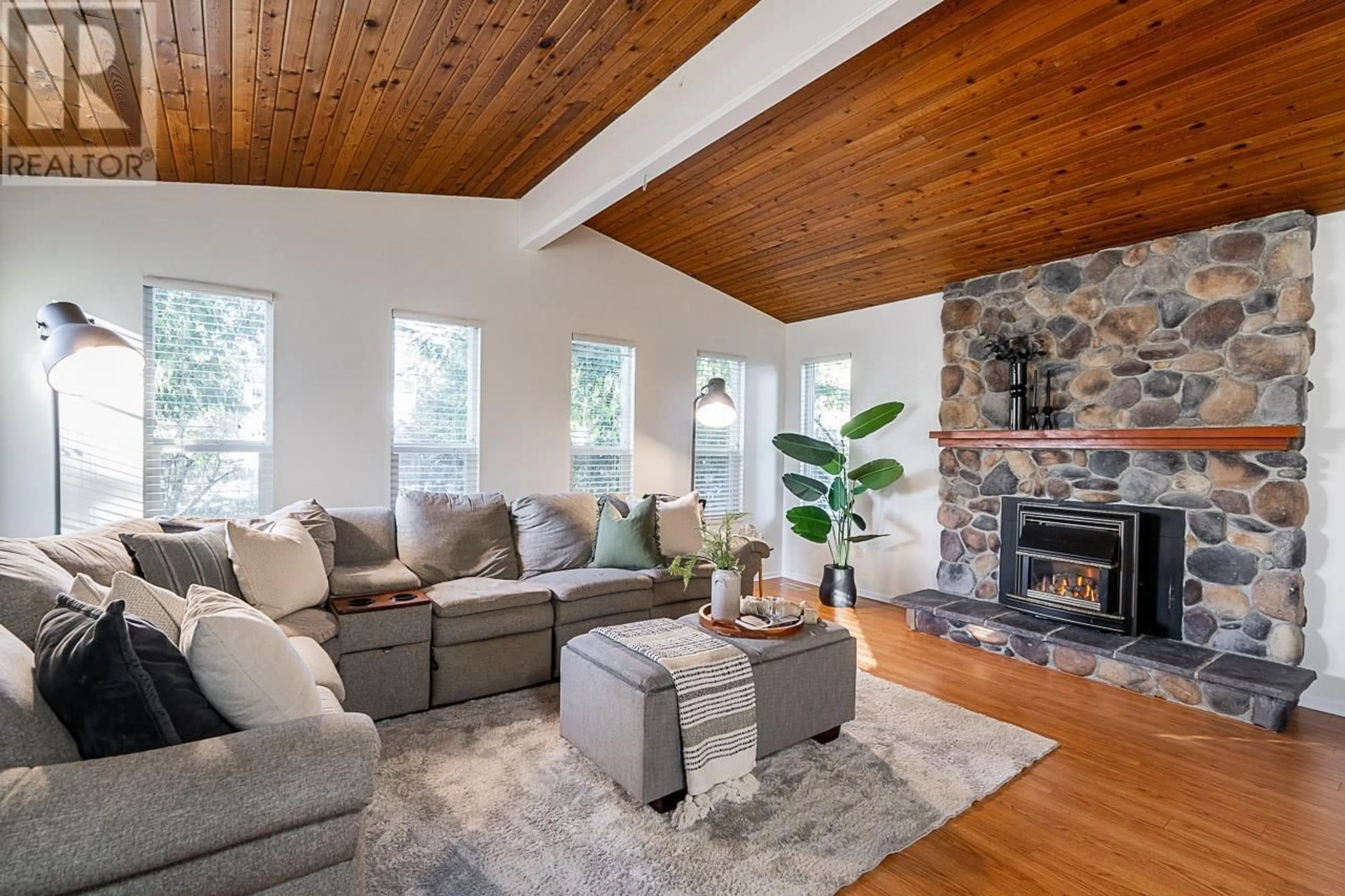 Living room with furniture, wood/laminate floor for 920 SHAKESPEARE AVENUE, North Vancouver British Columbia V7K2Y9