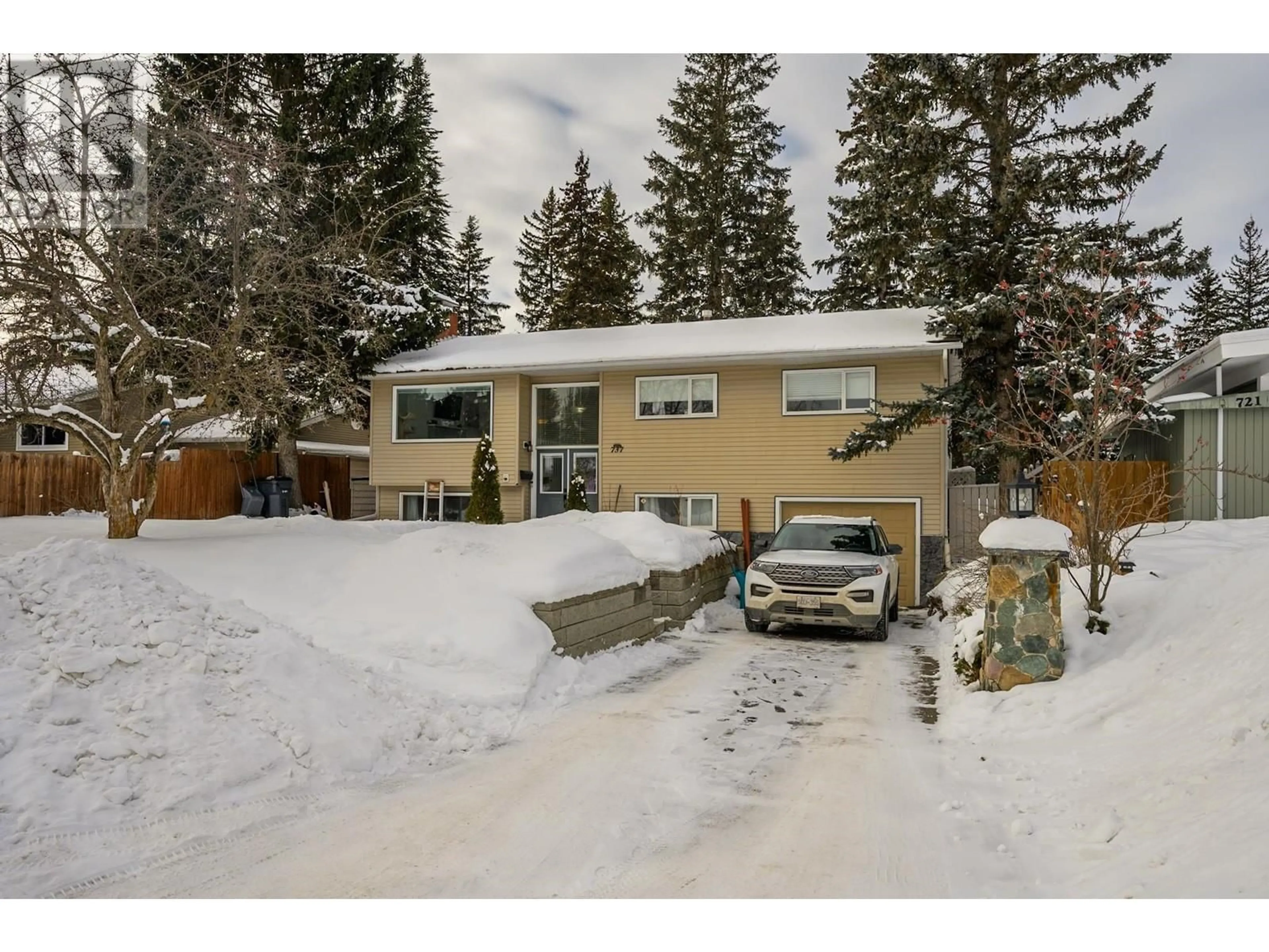 A pic from outside/outdoor area/front of a property/back of a property/a pic from drone, street for 737 SUMMIT STREET, Prince George British Columbia V2M3W9