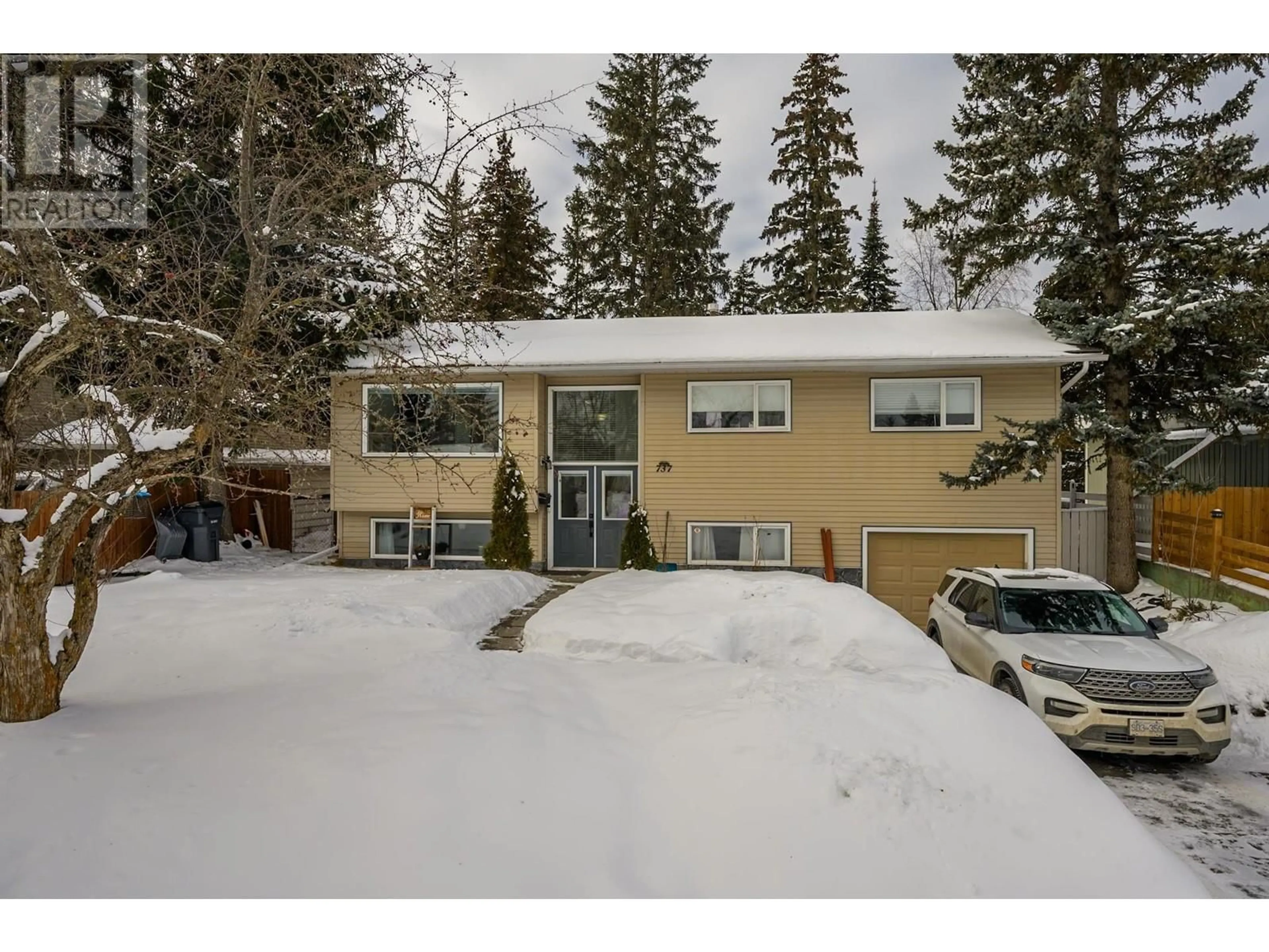 A pic from outside/outdoor area/front of a property/back of a property/a pic from drone, street for 737 SUMMIT STREET, Prince George British Columbia V2M3W9