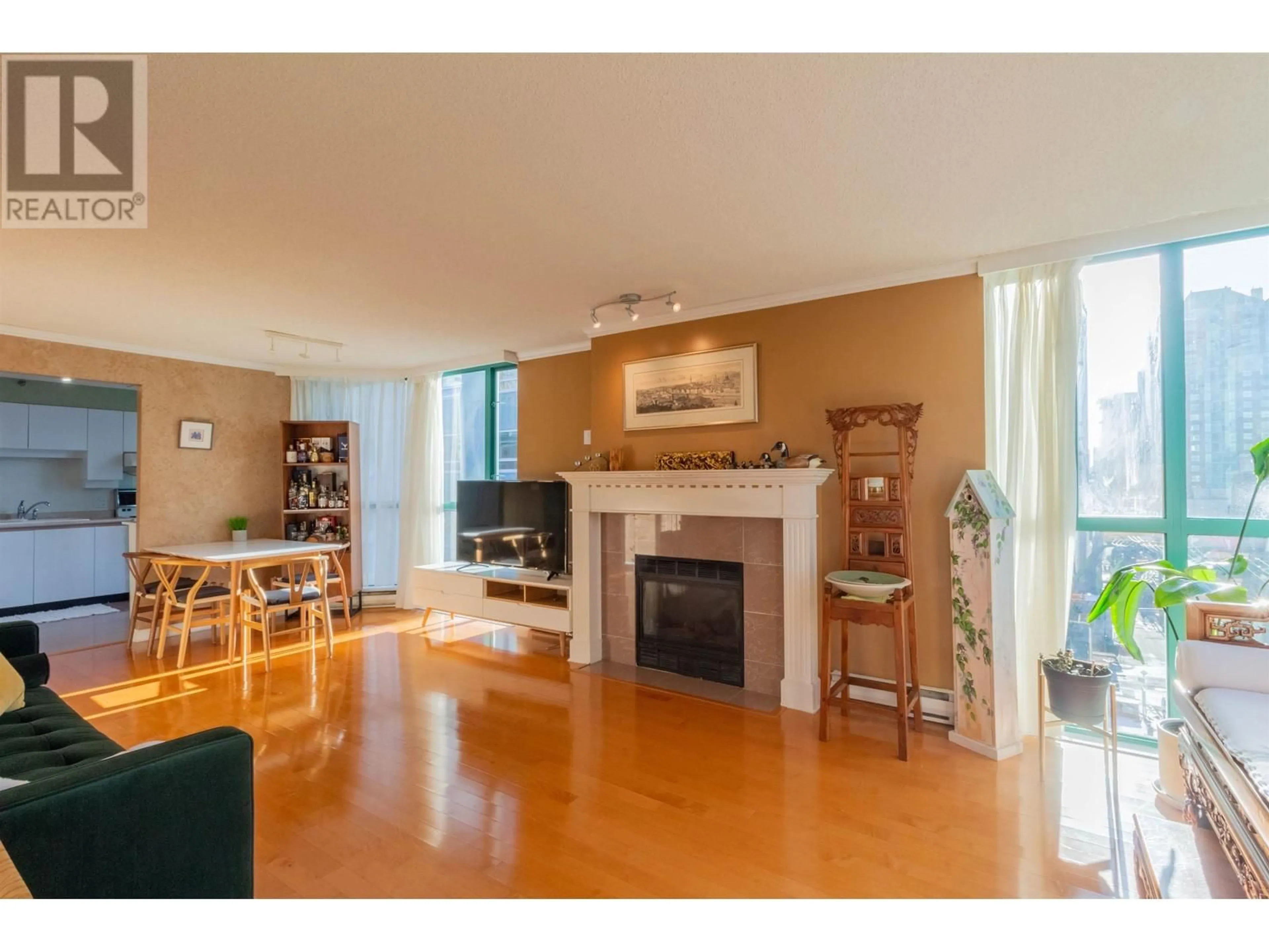 Living room with furniture, wood/laminate floor for 801 1132 HARO STREET, Vancouver British Columbia V6E1C9