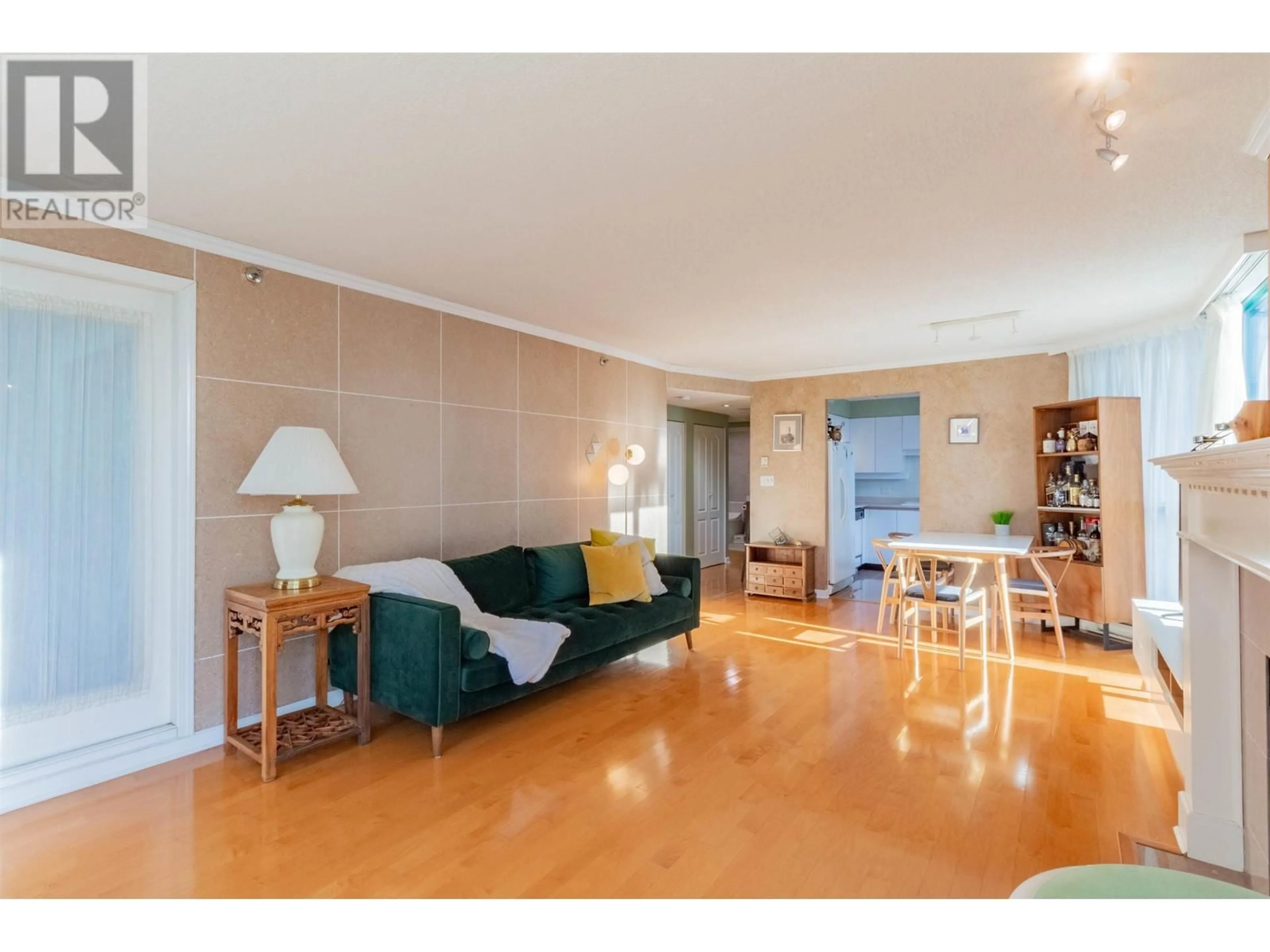 Living room with furniture, wood/laminate floor for 801 1132 HARO STREET, Vancouver British Columbia V6E1C9