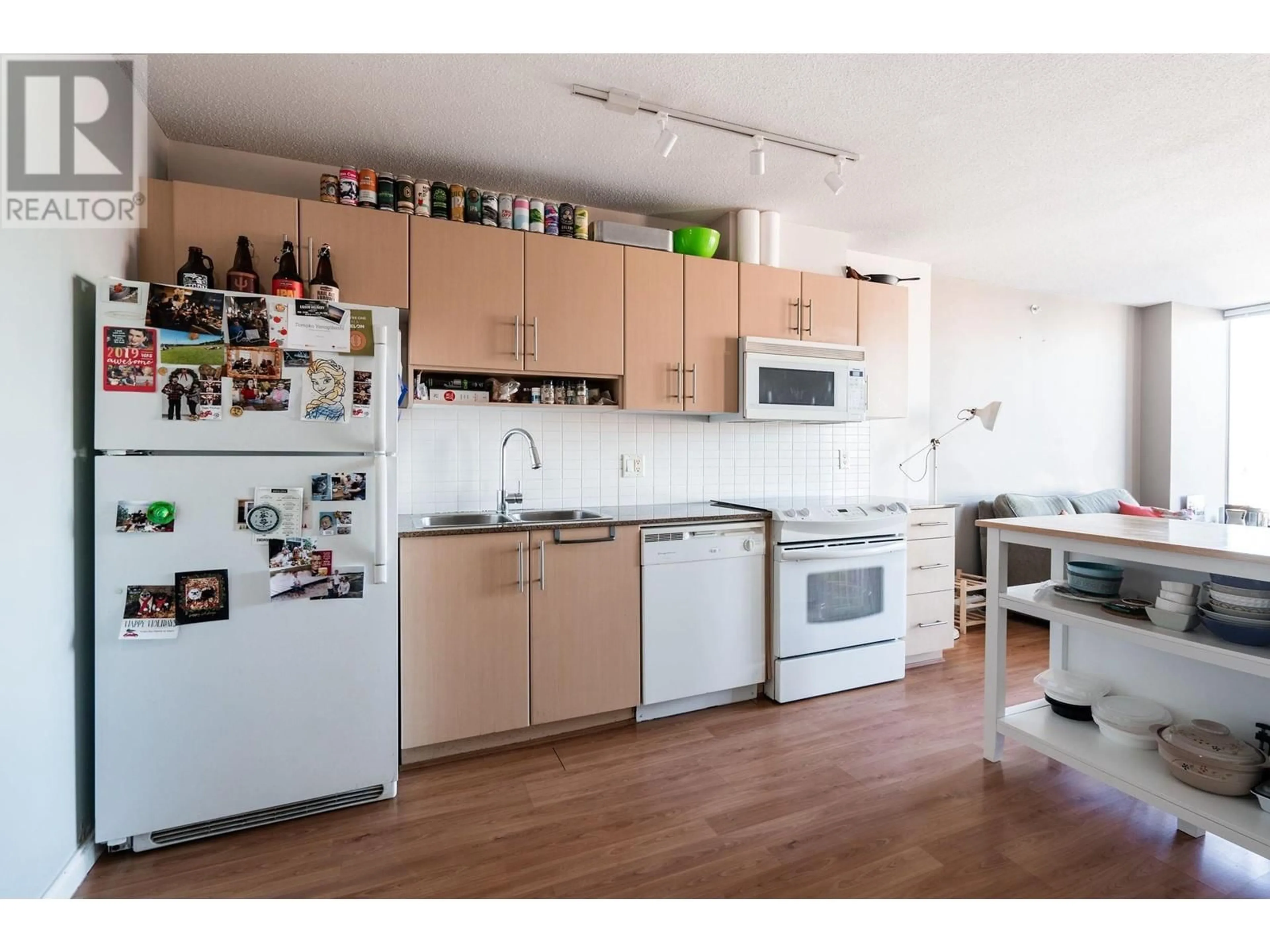 Standard kitchen, wood/laminate floor for 1005 - 550 TAYLOR STREET, Vancouver British Columbia V6B1R1