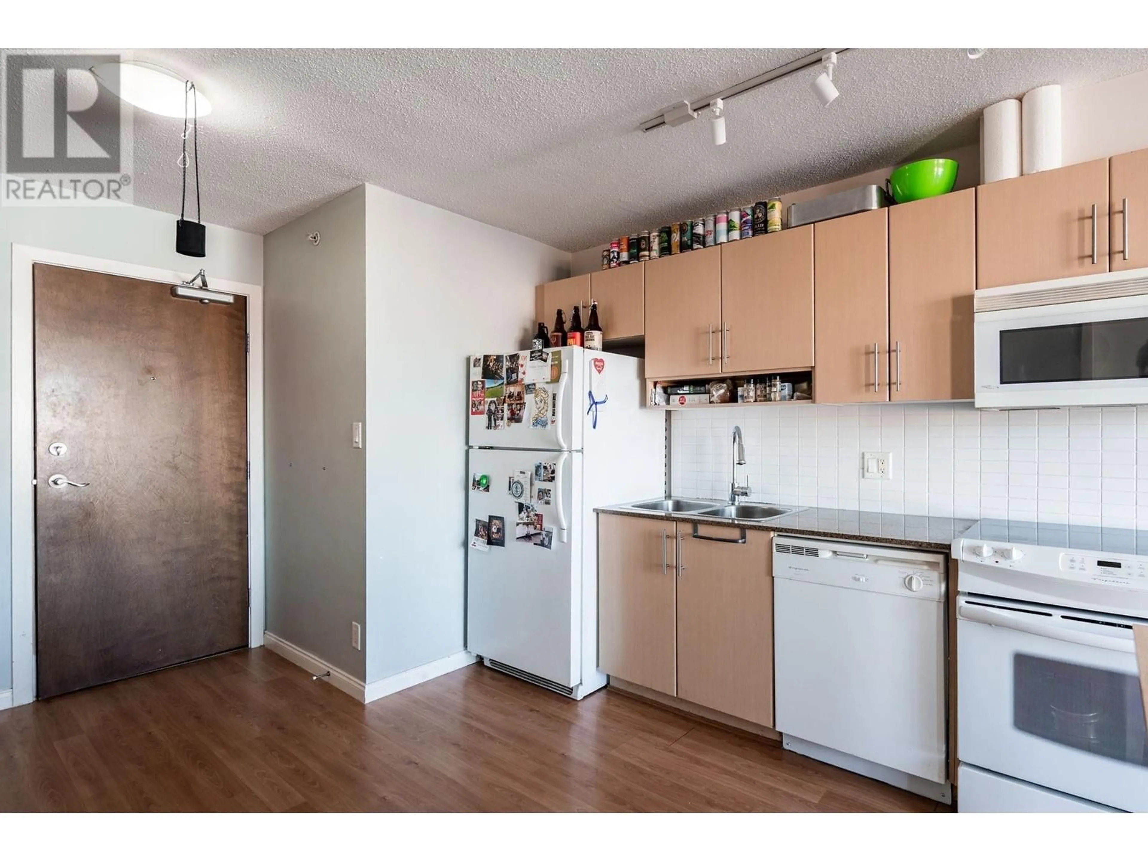 Standard kitchen, wood/laminate floor for 1005 - 550 TAYLOR STREET, Vancouver British Columbia V6B1R1