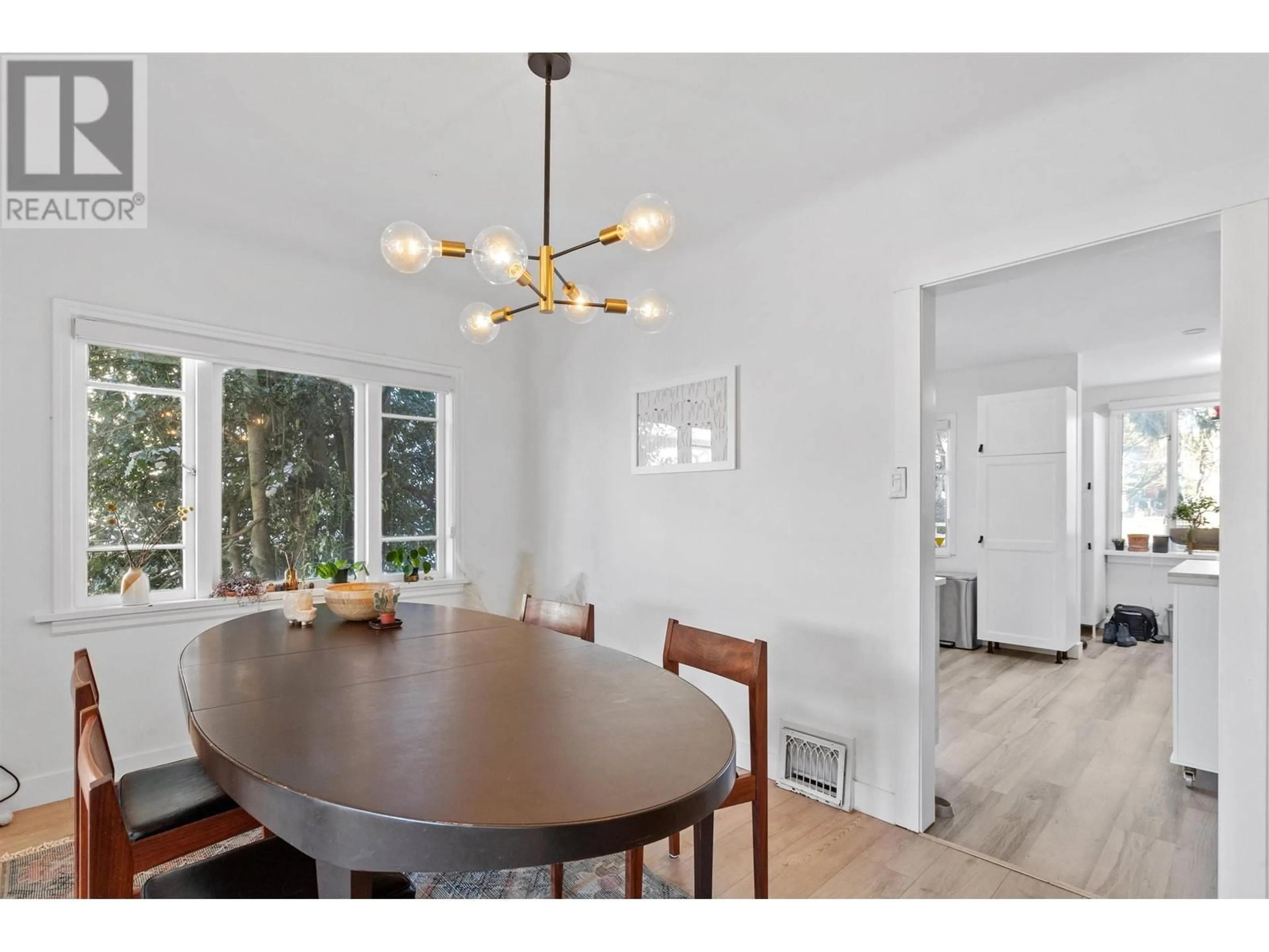 Dining room, wood/laminate floor for 452 E 12TH STREET, North Vancouver British Columbia V7L2K2