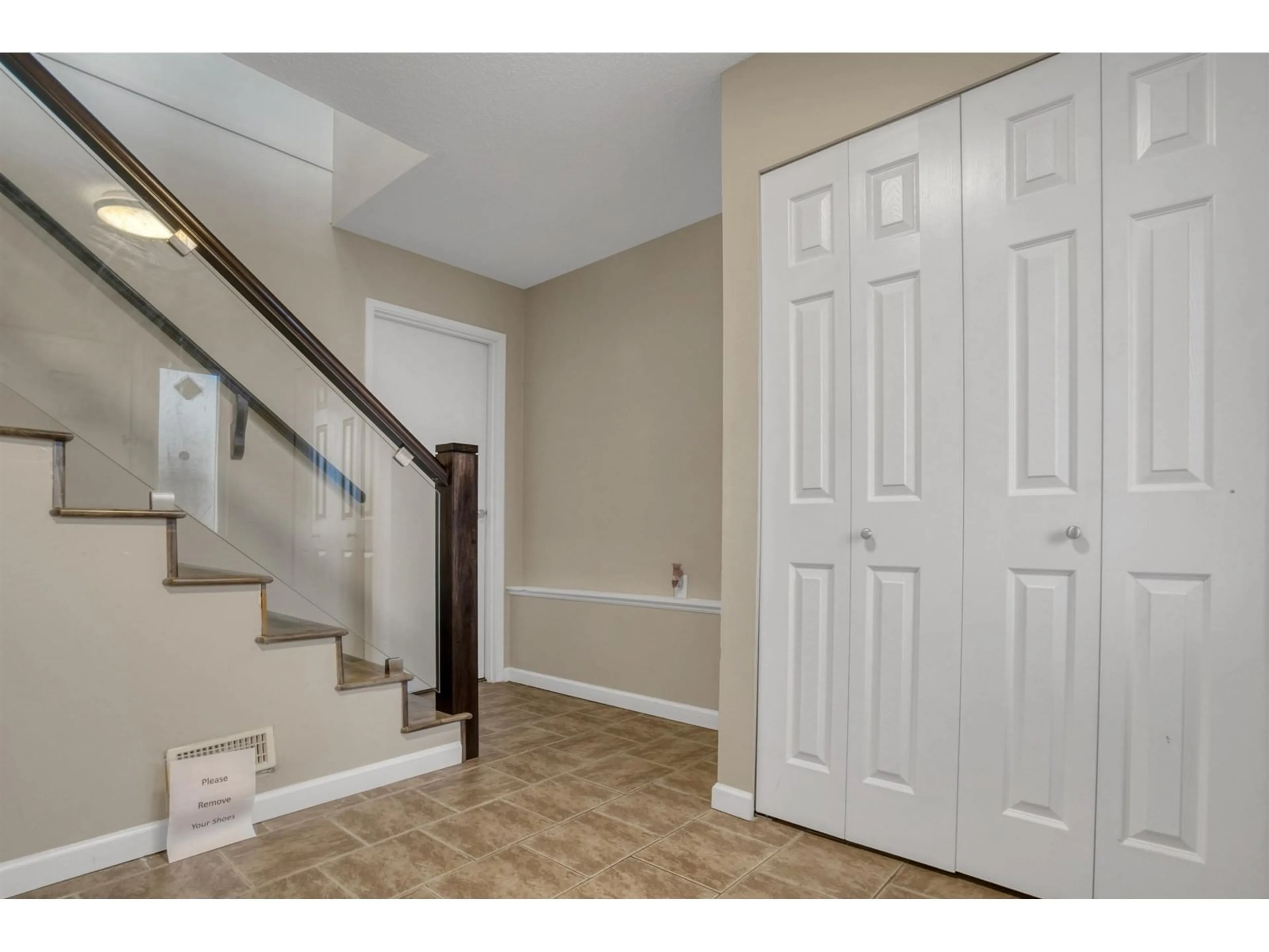 Indoor entryway for 8607 W TULSY CRESCENT, Surrey British Columbia V3W7P6