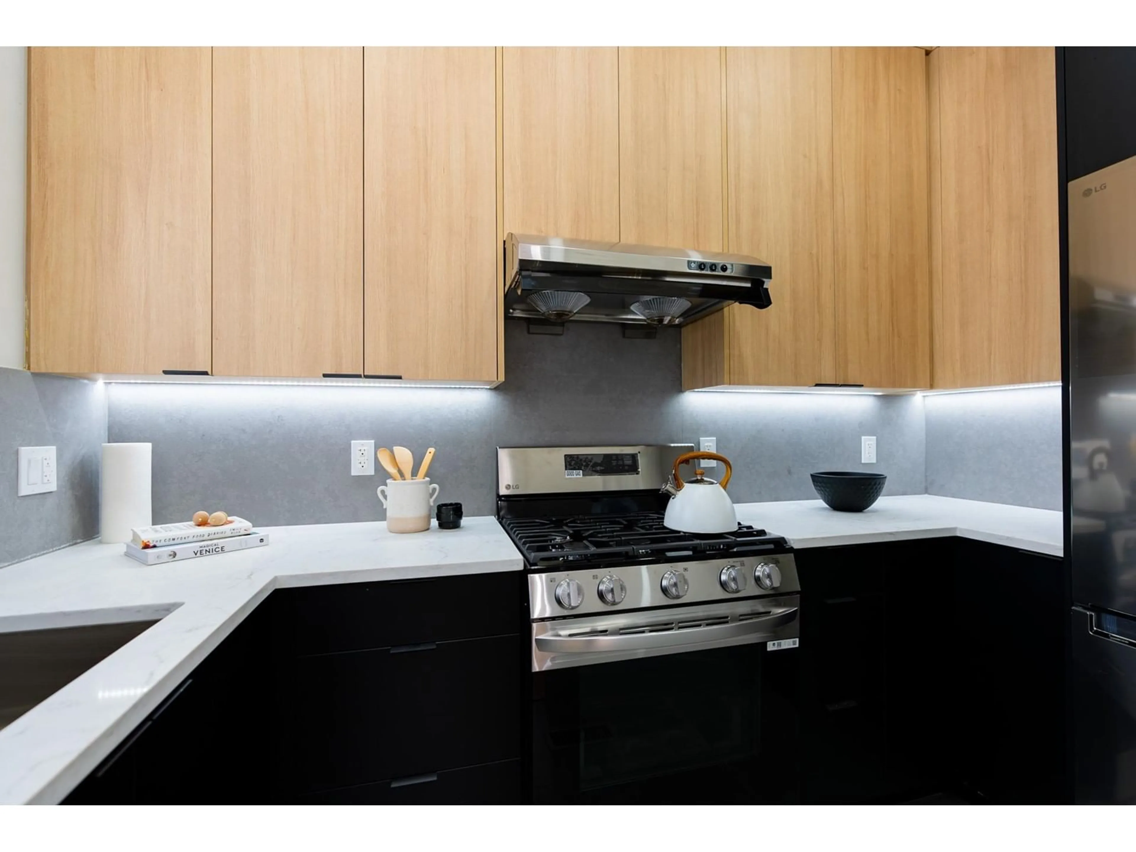 Contemporary kitchen, wood/laminate floor for 14446 60TH, Surrey British Columbia V3S1R3