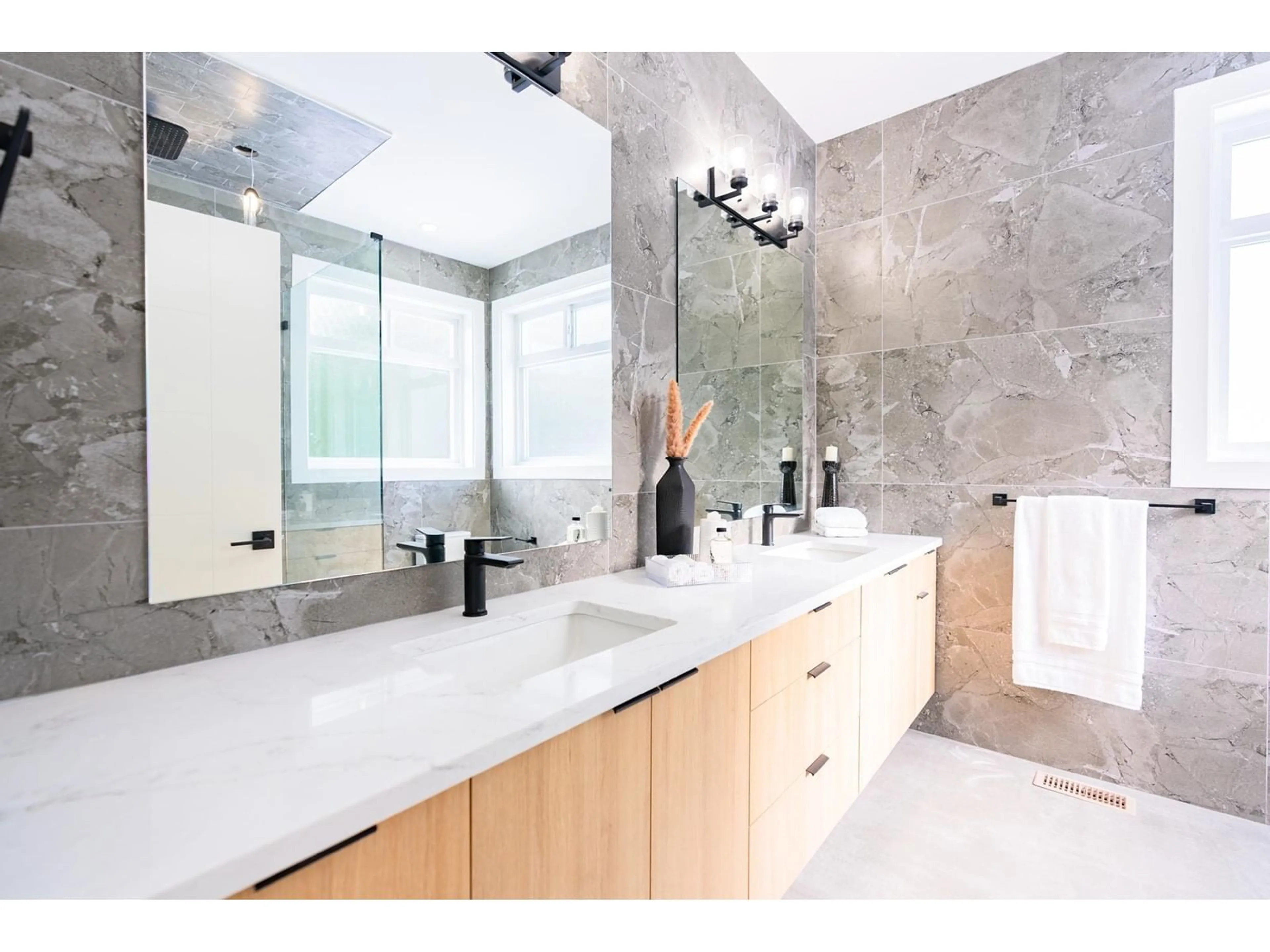 Contemporary bathroom, ceramic/tile floor for 14446 60TH AVENUE, Surrey British Columbia V3S1R3