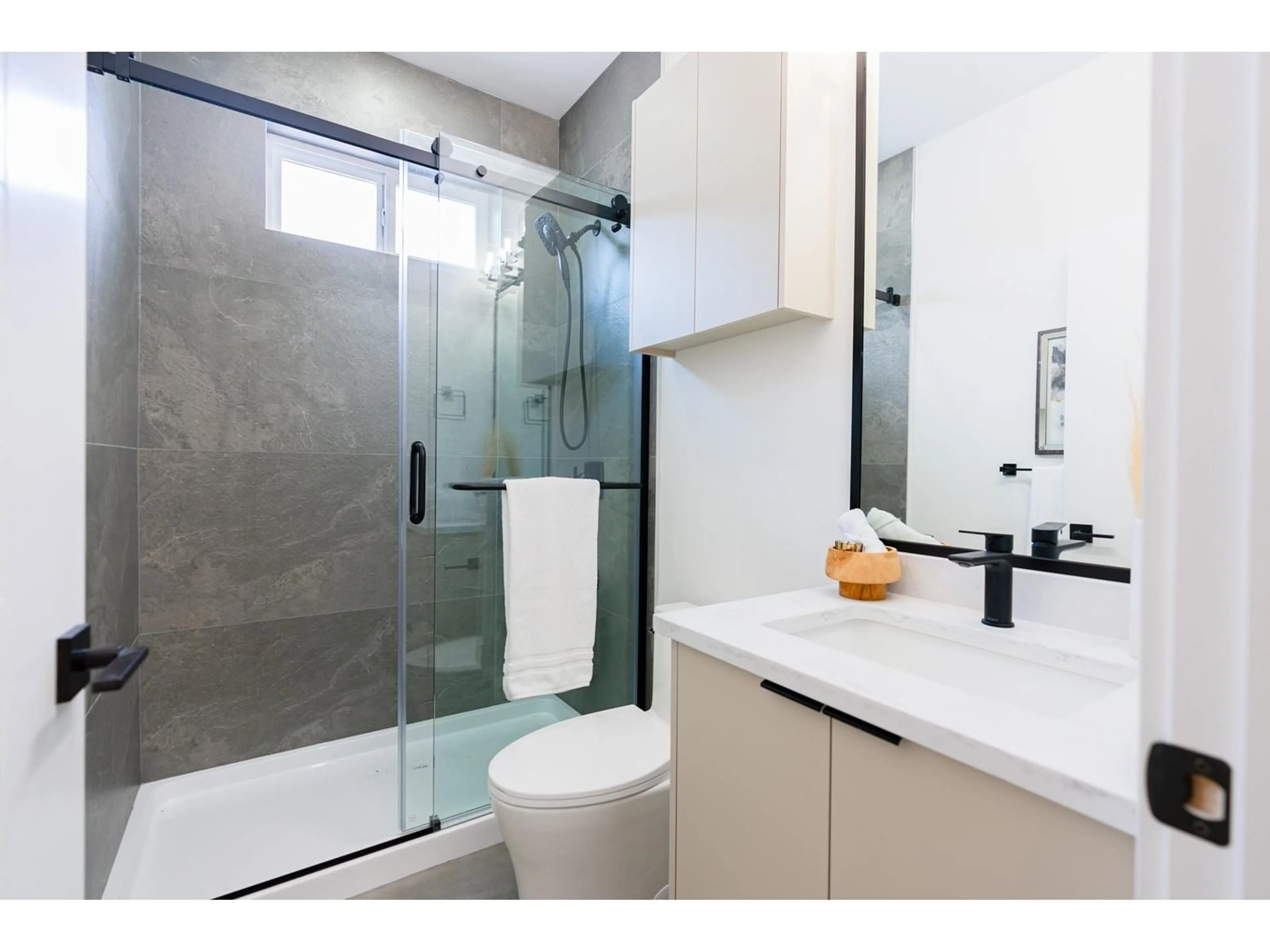 Standard bathroom, ceramic/tile floor for 14446 60TH AVENUE, Surrey British Columbia V3S1R3