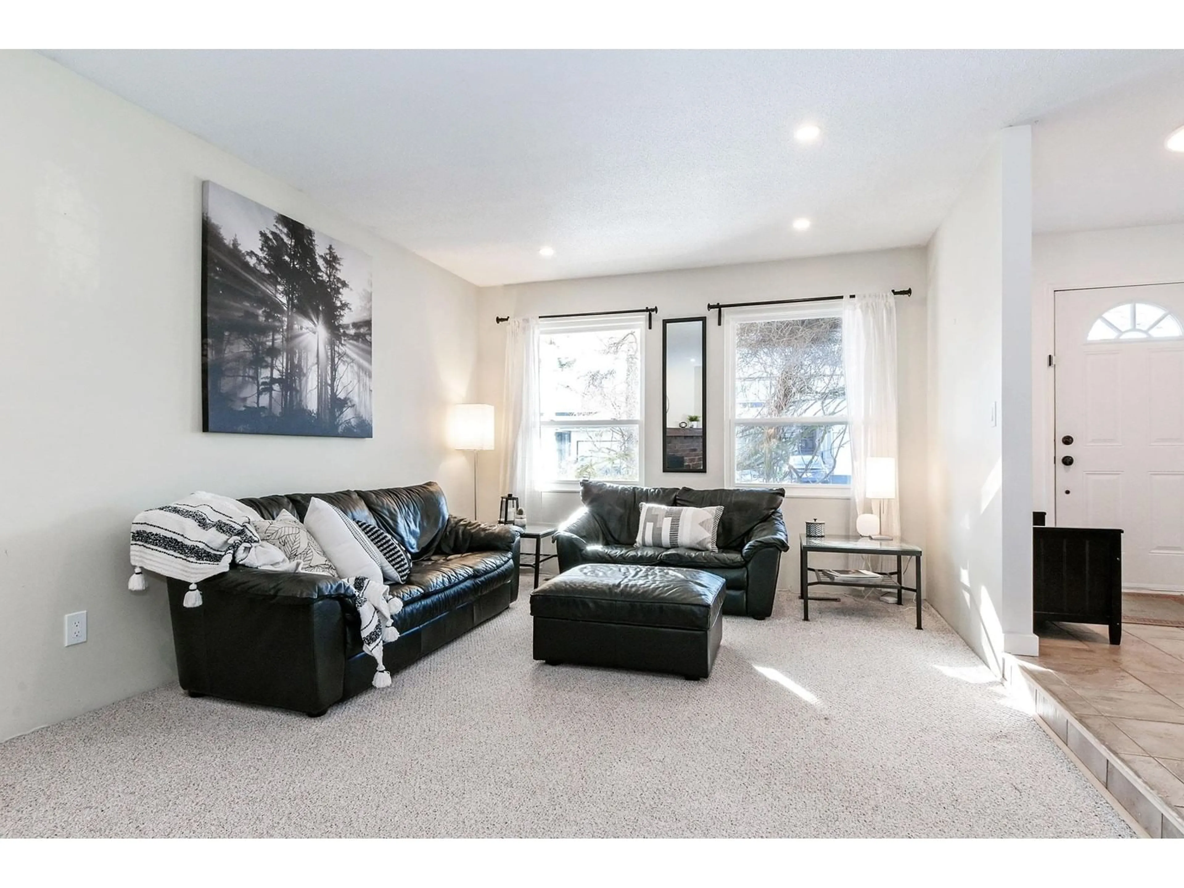 Living room with furniture, carpet floor for 15439 95A AVENUE, Surrey British Columbia V3R7T1