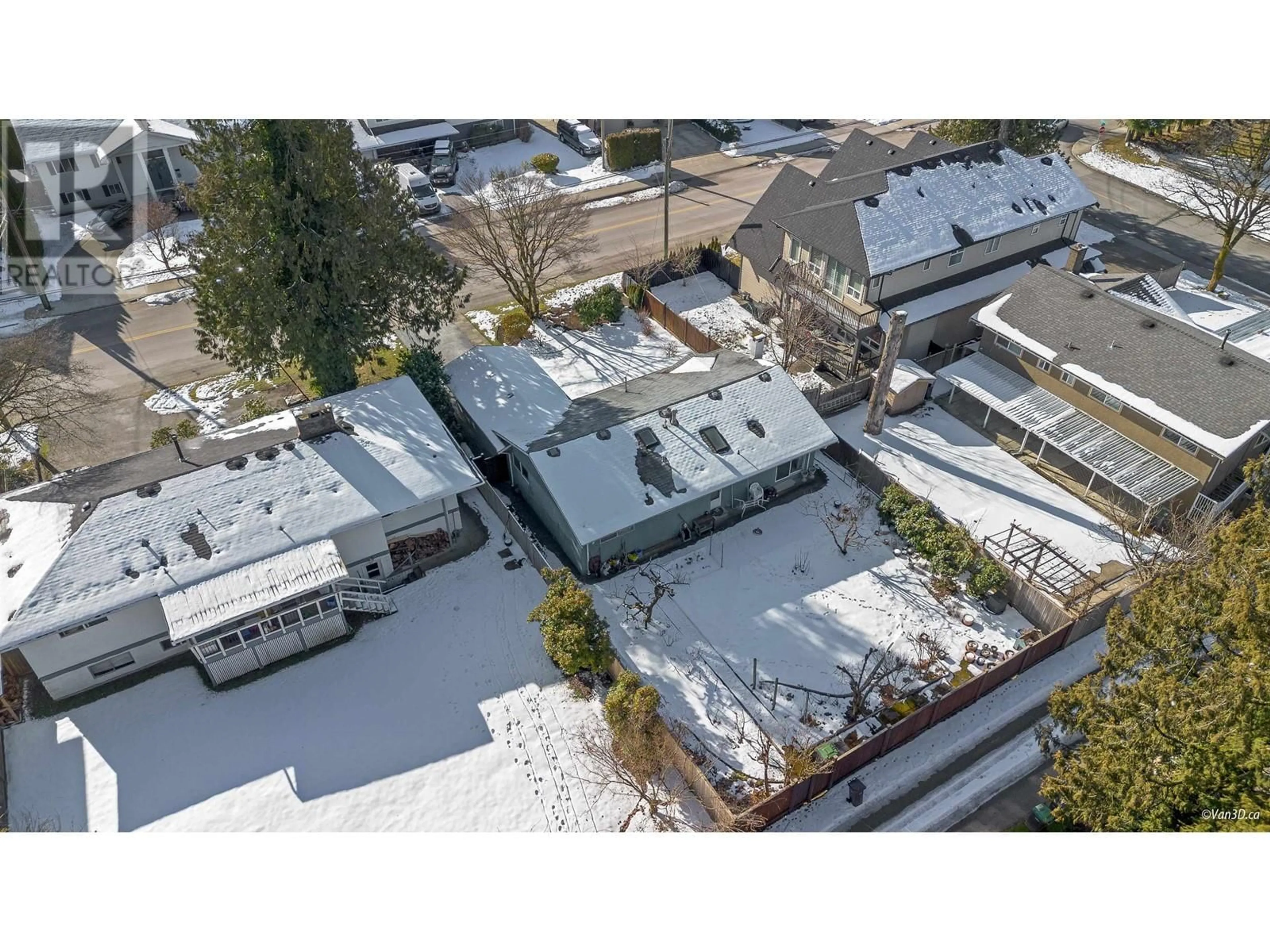 A pic from outside/outdoor area/front of a property/back of a property/a pic from drone, street for 839 SMITH AVENUE, Coquitlam British Columbia V3J2X4