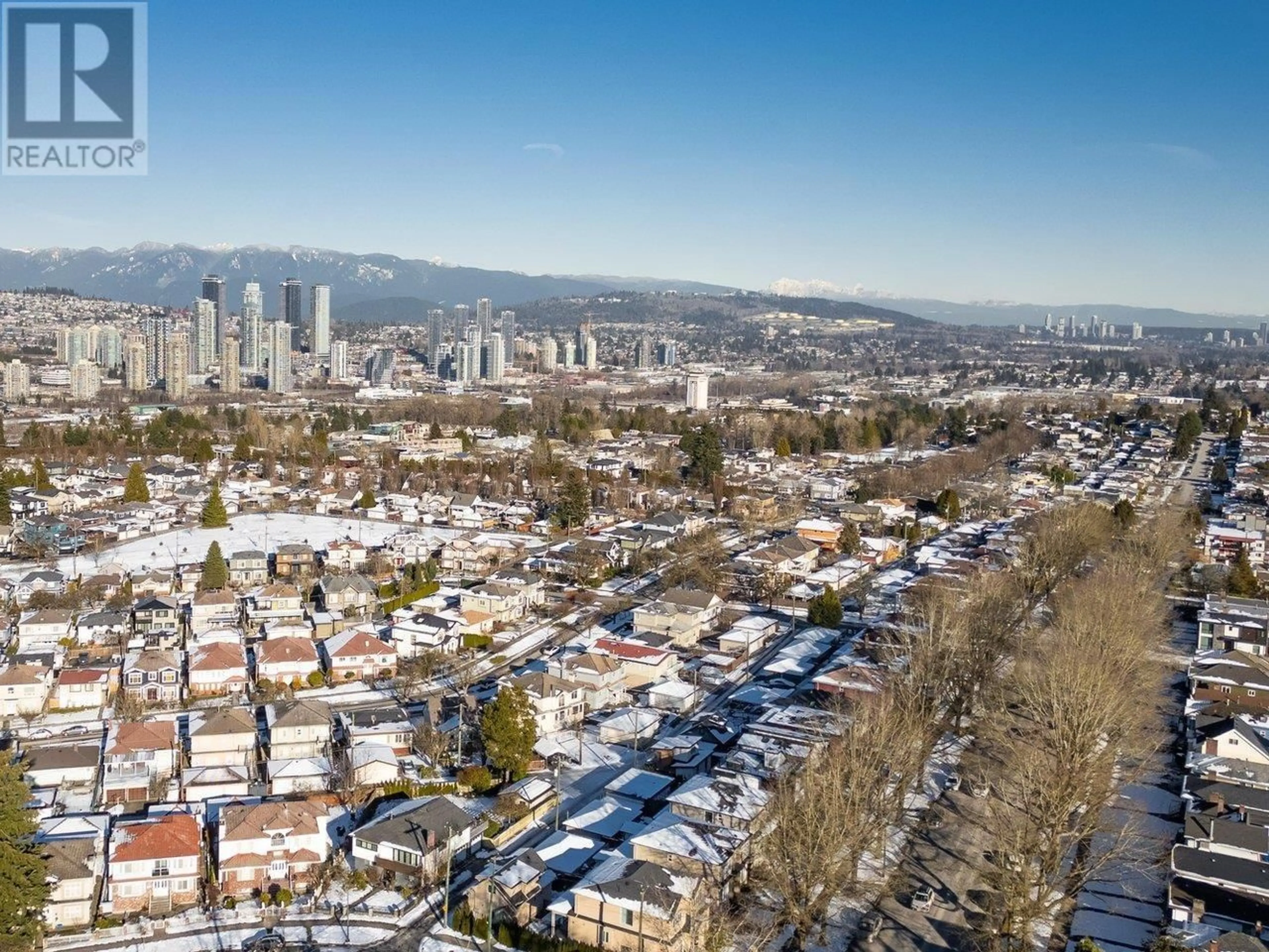 A pic from outside/outdoor area/front of a property/back of a property/a pic from drone, city buildings view from balcony for 3430 E 22ND AVENUE, Vancouver British Columbia V5M2Z4