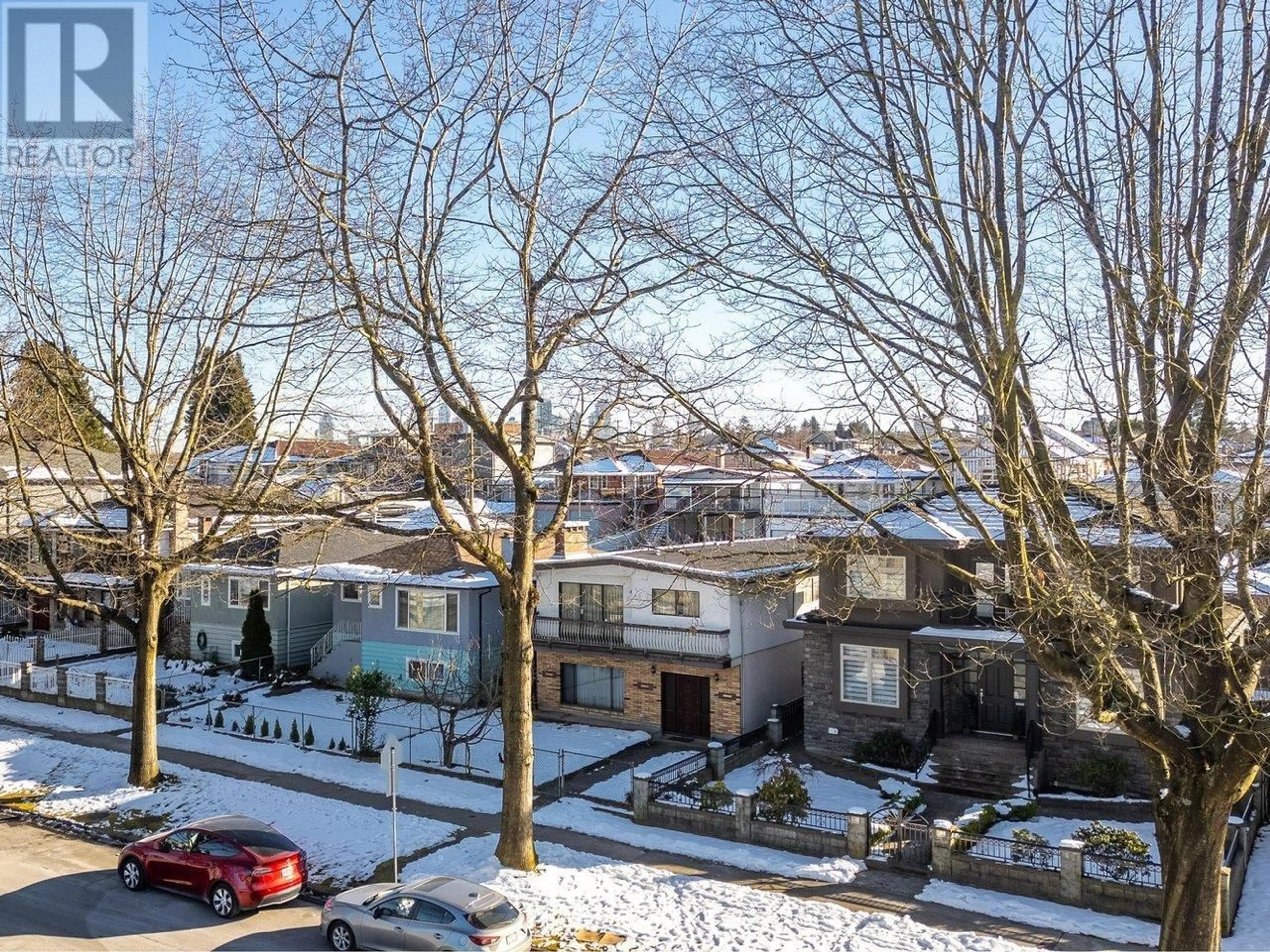 A pic from outside/outdoor area/front of a property/back of a property/a pic from drone, city buildings view from balcony for 3430 E 22ND AVENUE, Vancouver British Columbia V5M2Z4