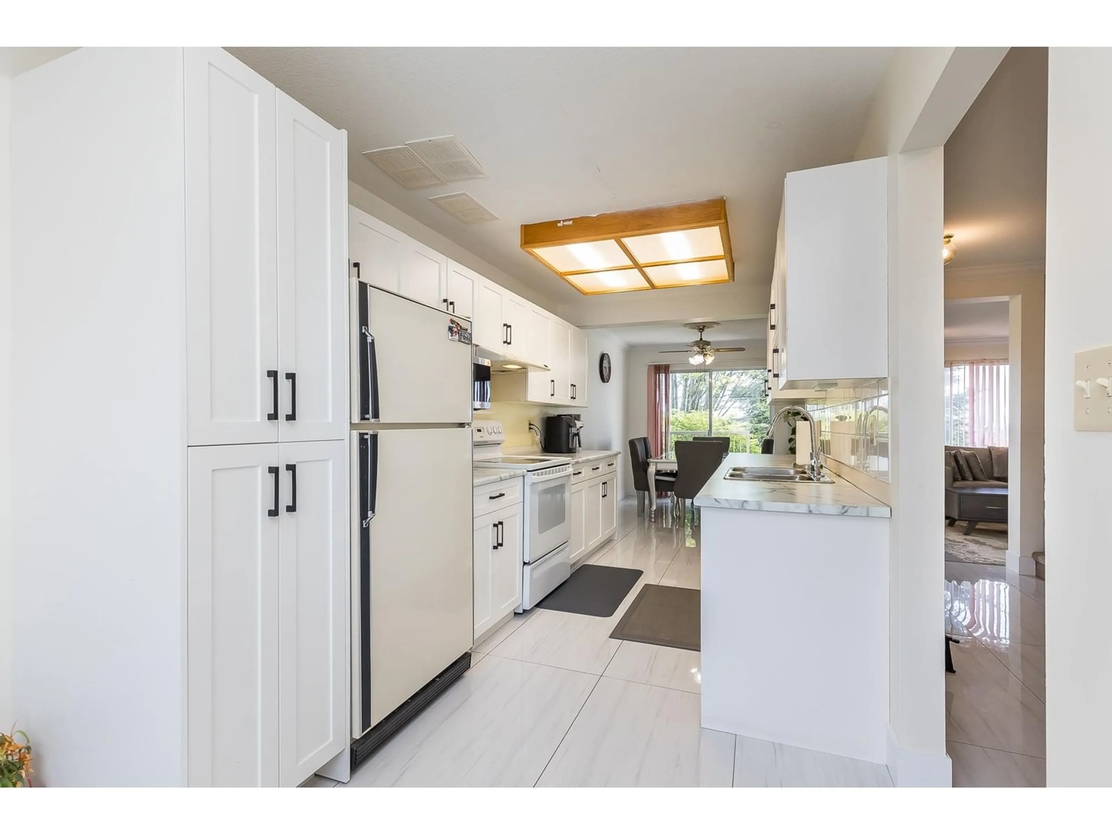 Open concept kitchen, ceramic/tile floor for 2 - 3070 TOWNLINE, Abbotsford British Columbia V2T5M2
