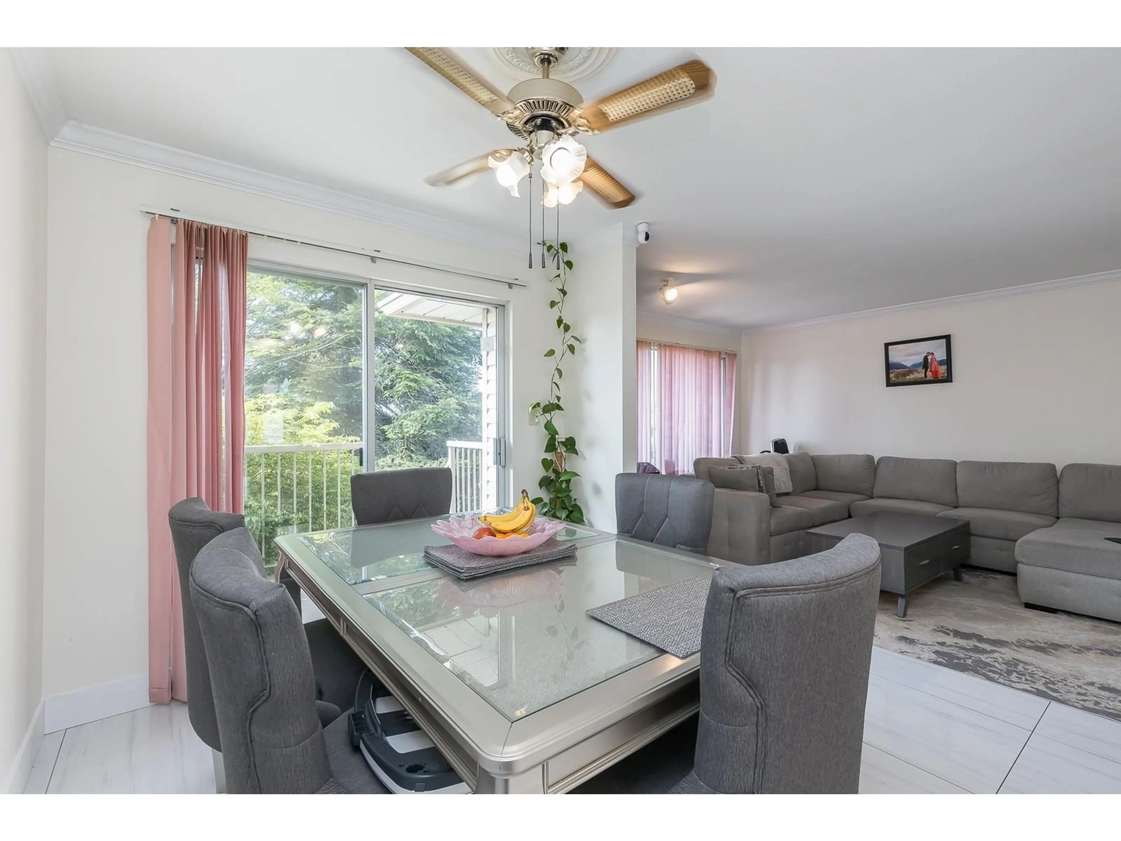 Living room with furniture, wood/laminate floor for 2 - 3070 TOWNLINE, Abbotsford British Columbia V2T5M2