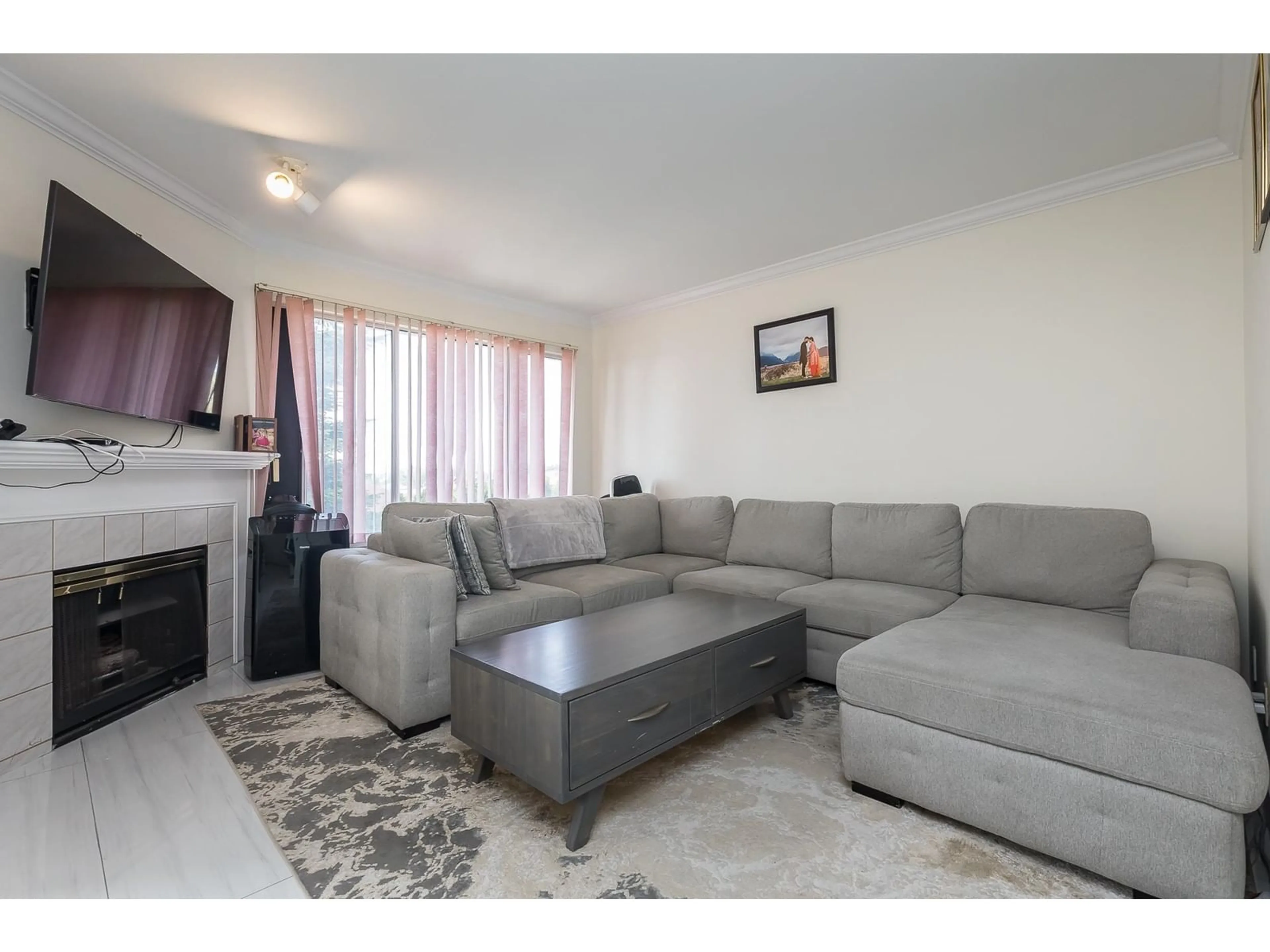 Living room with furniture, unknown for 2 - 3070 TOWNLINE, Abbotsford British Columbia V2T5M2