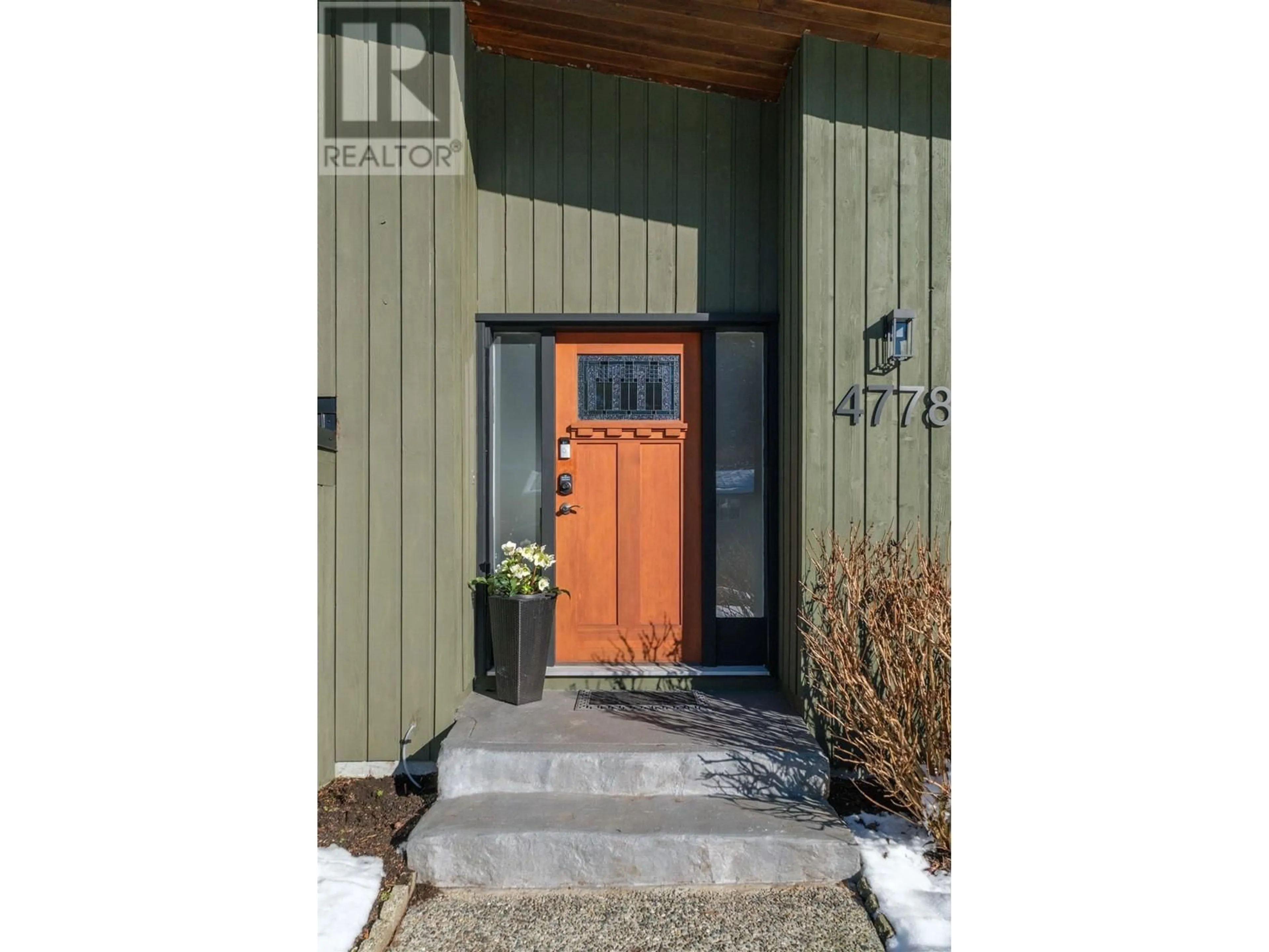 Indoor entryway for 4778 HOSKINS ROAD, North Vancouver British Columbia V7K2R1